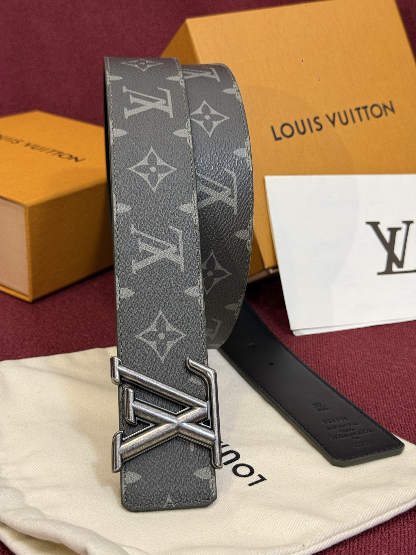 这款由西班牙制造的 LV Initiales Monogram 40mm 可翻转腰带采用了与秋季氛围相契
