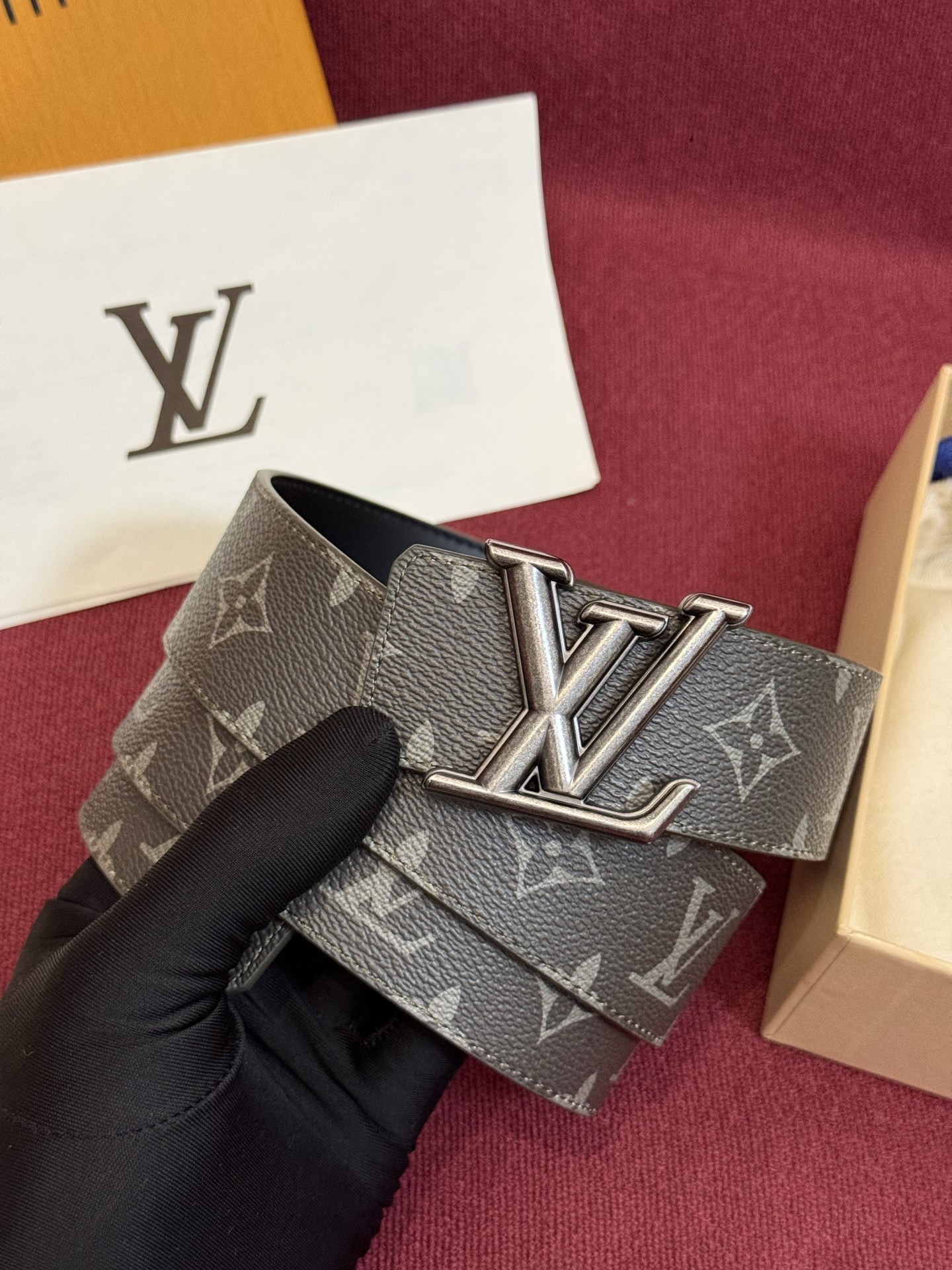 这款由西班牙制造的 LV Initiales Monogram 40mm 可翻转腰带采用了与秋季氛围相契