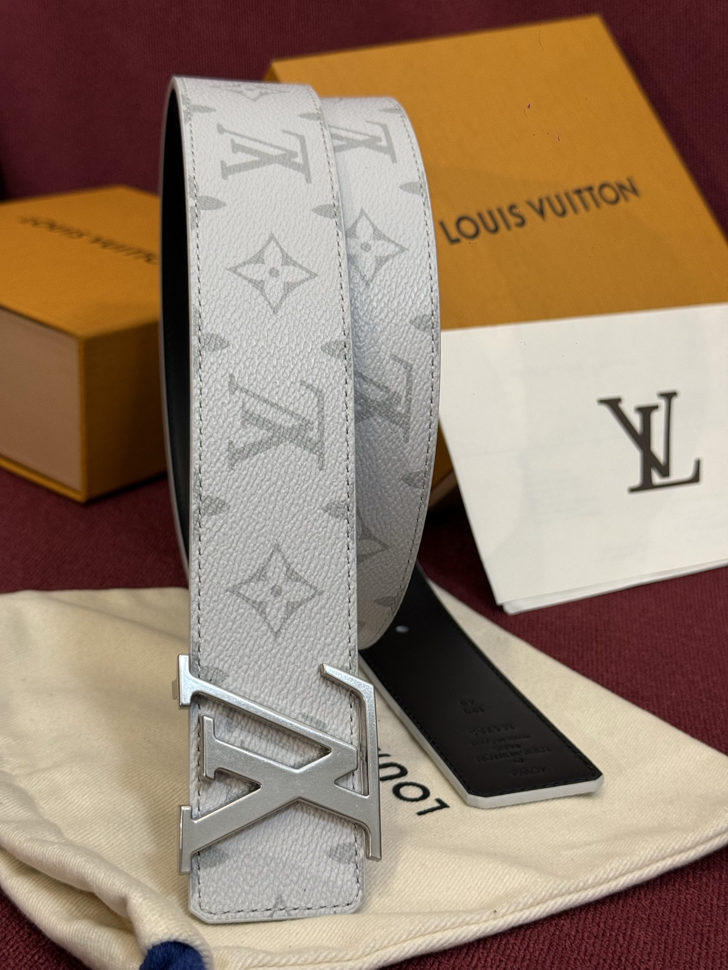 这款由西班牙制造的 LV Initiales Monogram 40mm 可翻转腰带采用了与秋季氛围相契