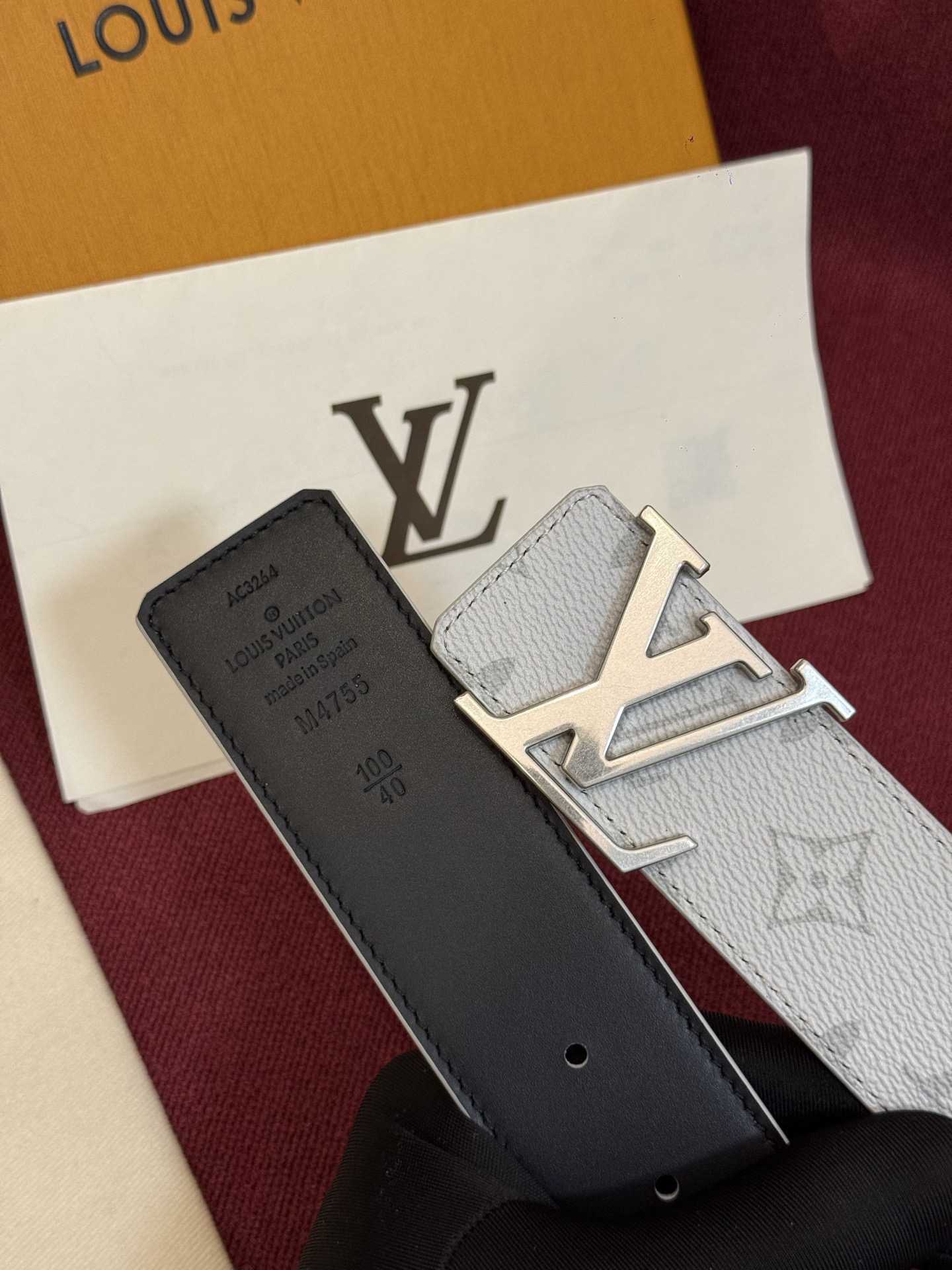 这款由西班牙制造的 LV Initiales Monogram 40mm 可翻转腰带采用了与秋季氛围相契