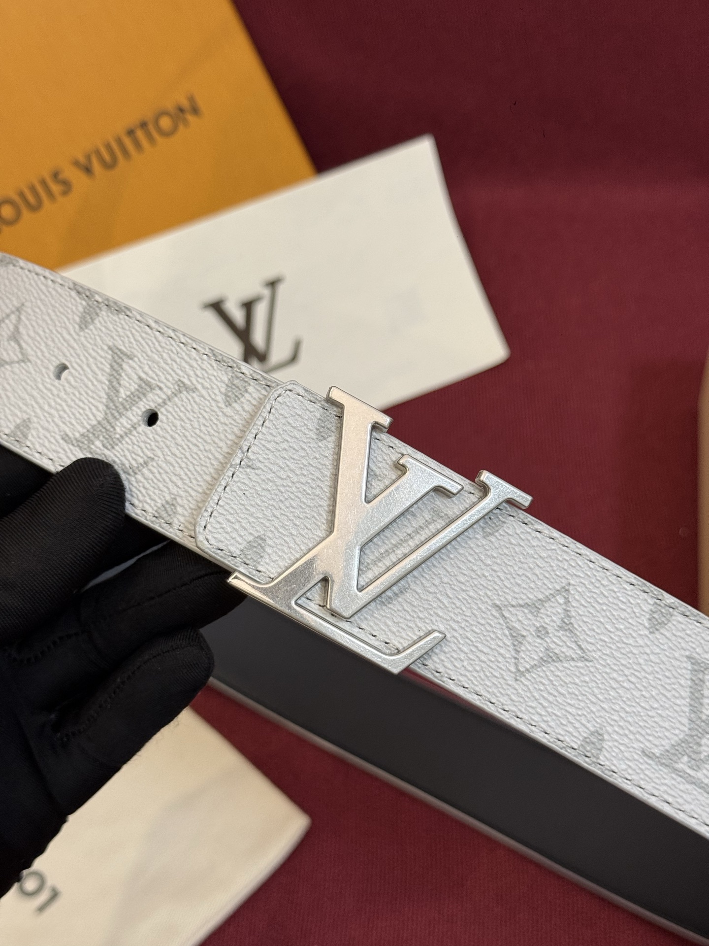 这款由西班牙制造的 LV Initiales Monogram 40mm 可翻转腰带采用了与秋季氛围相契