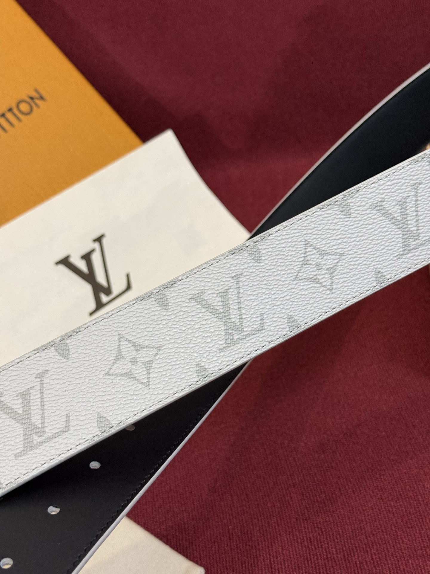 这款由西班牙制造的 LV Initiales Monogram 40mm 可翻转腰带采用了与秋季氛围相契