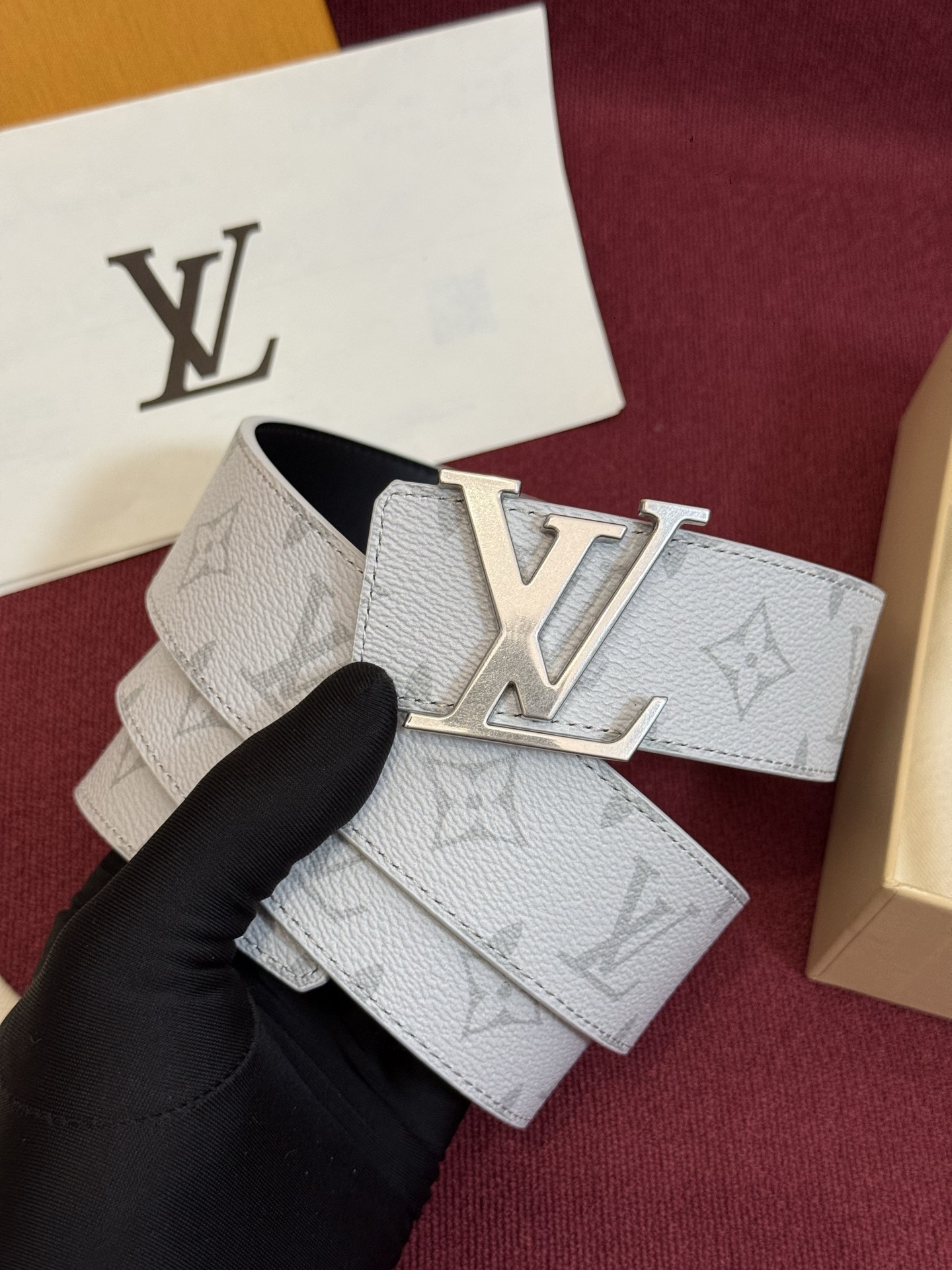 这款由西班牙制造的 LV Initiales Monogram 40mm 可翻转腰带采用了与秋季氛围相契