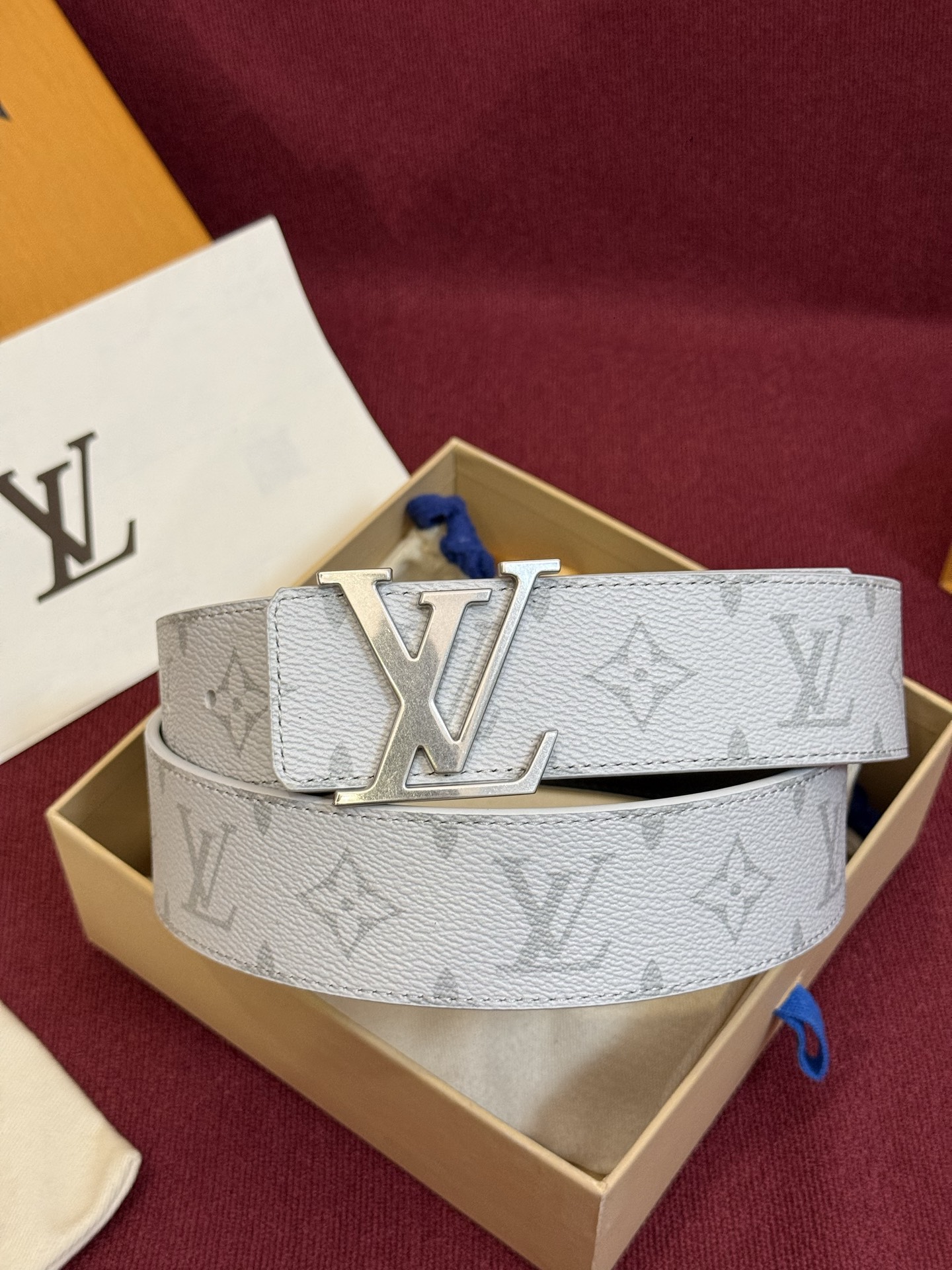 这款由西班牙制造的 LV Initiales Monogram 40mm 可翻转腰带采用了与秋季氛围相契