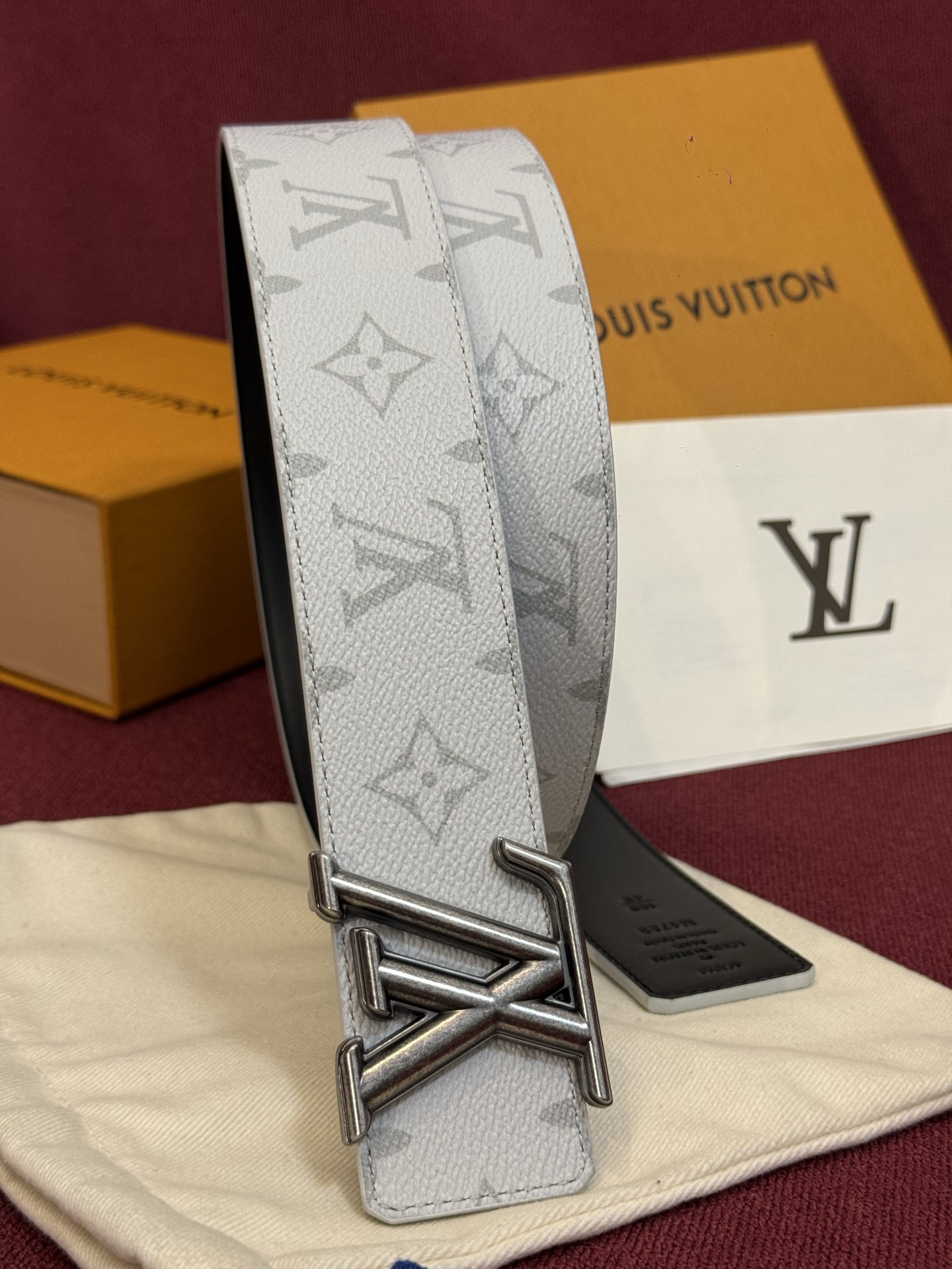 这款由西班牙制造的 LV Initiales Monogram 40mm 可翻转腰带采用了与秋季氛围相契