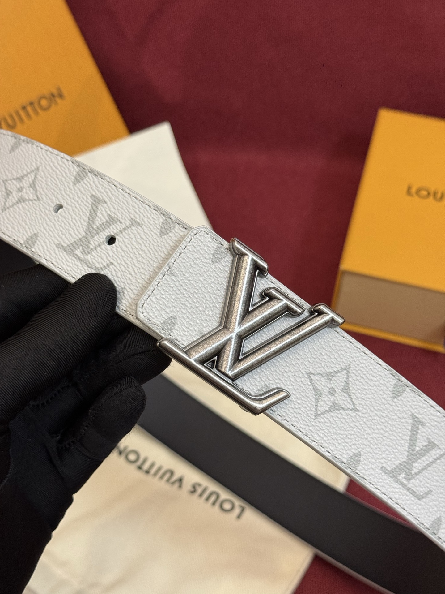 这款由西班牙制造的 LV Initiales Monogram 40mm 可翻转腰带采用了与秋季氛围相契