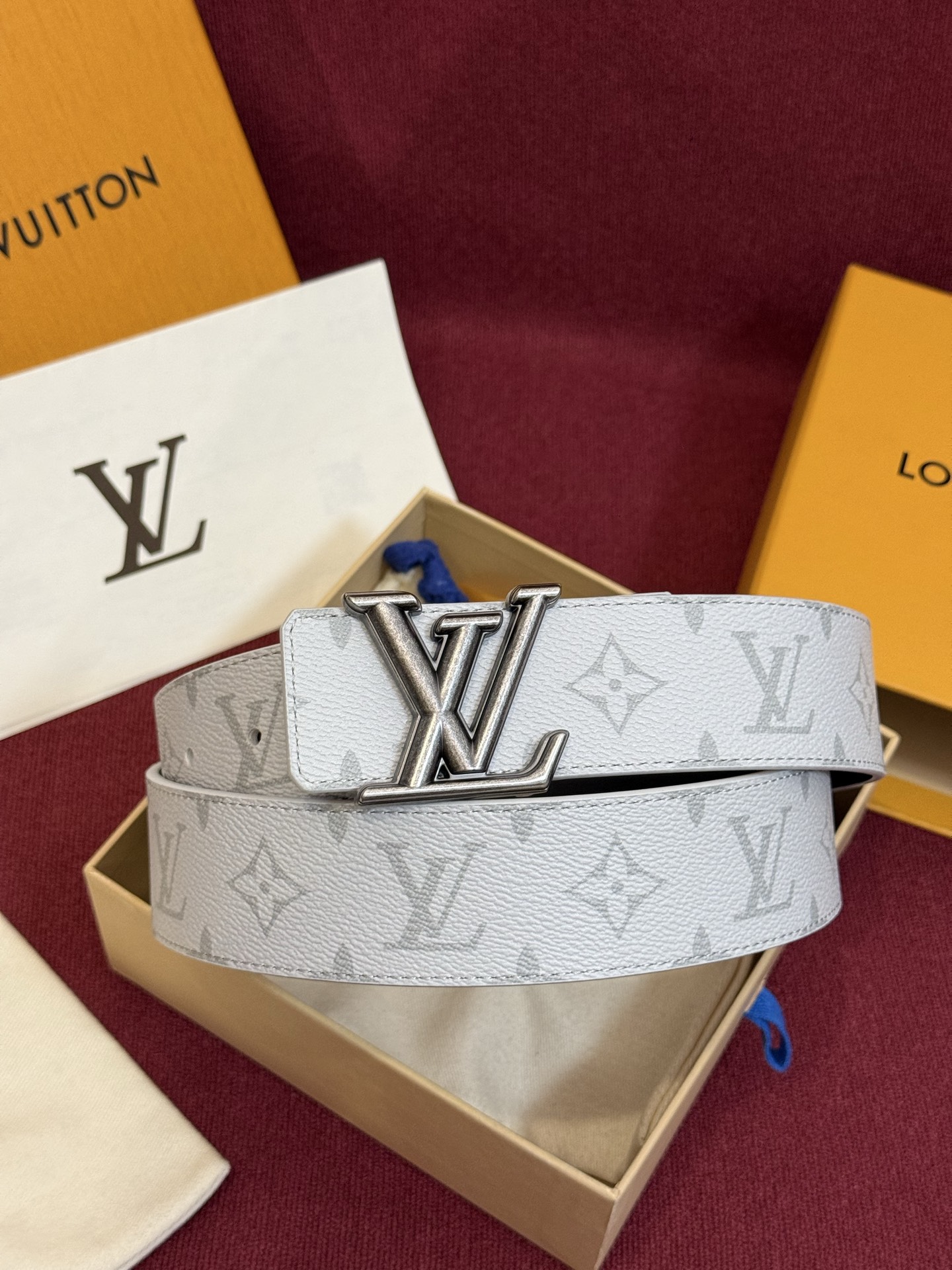 这款由西班牙制造的 LV Initiales Monogram 40mm 可翻转腰带采用了与秋季氛围相契