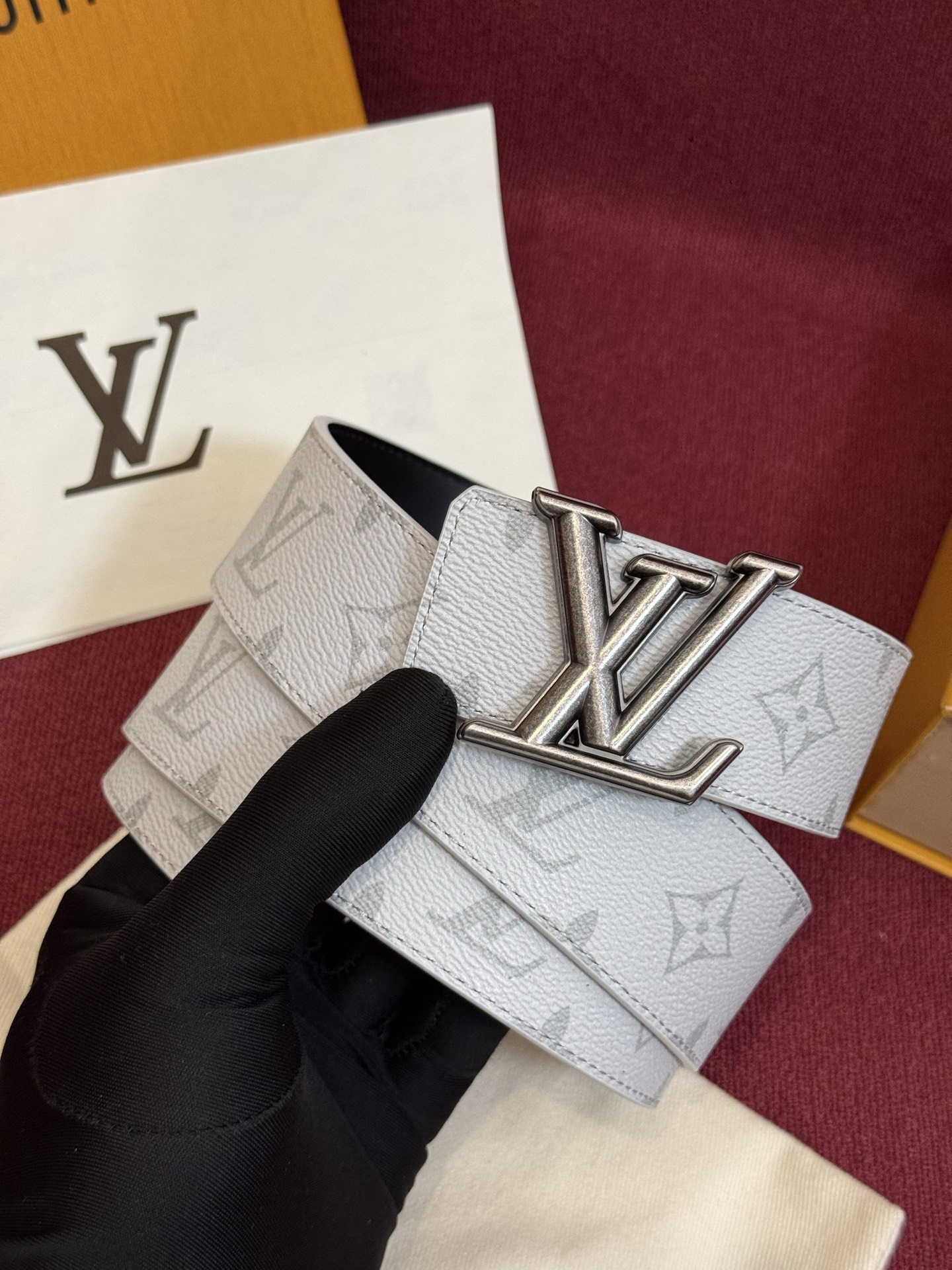这款由西班牙制造的 LV Initiales Monogram 40mm 可翻转腰带采用了与秋季氛围相契
