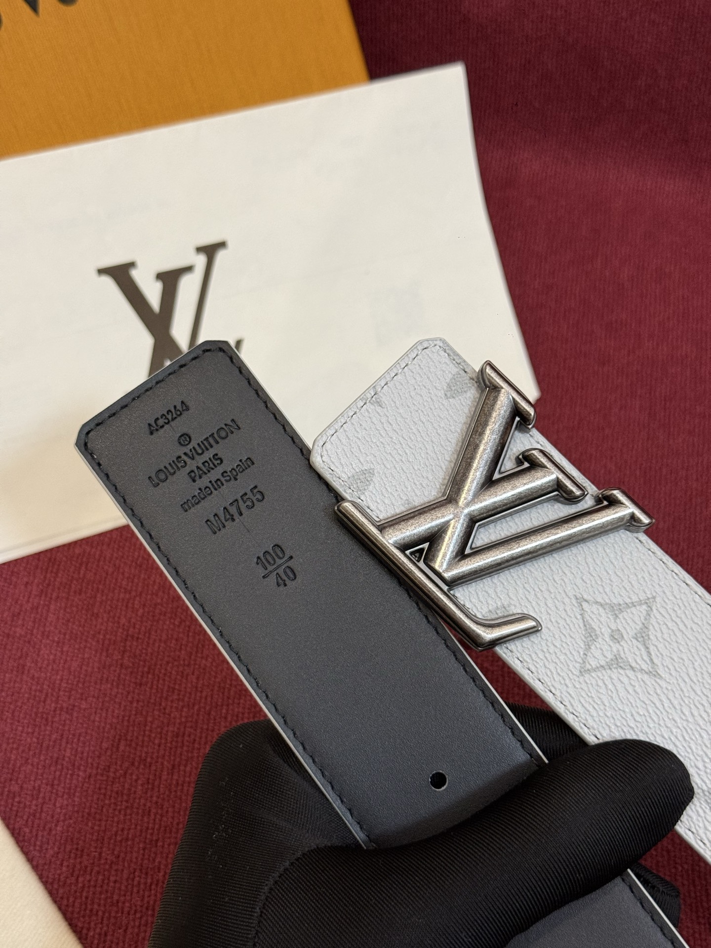 这款由西班牙制造的 LV Initiales Monogram 40mm 可翻转腰带采用了与秋季氛围相契