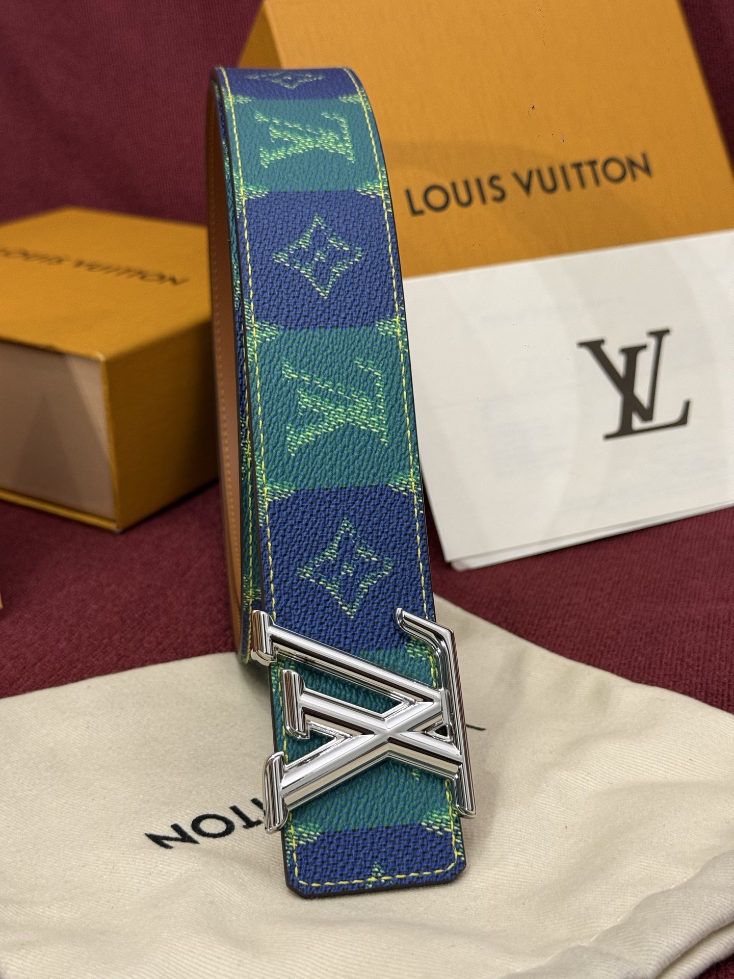 LV Initiales College Monogram Heritage 40mm可翻转腰带一出现便