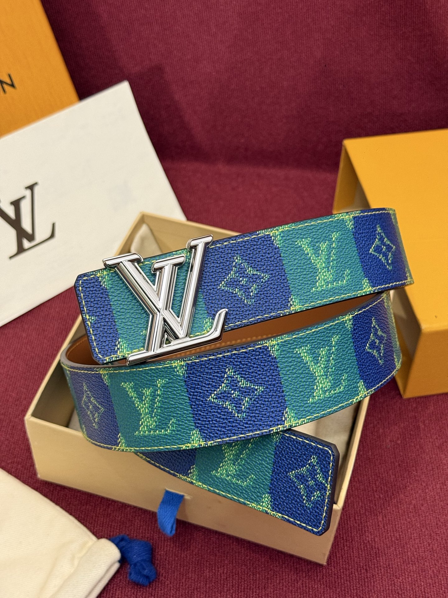 LV Initiales College Monogram Heritage 40mm可翻转腰带一出现便