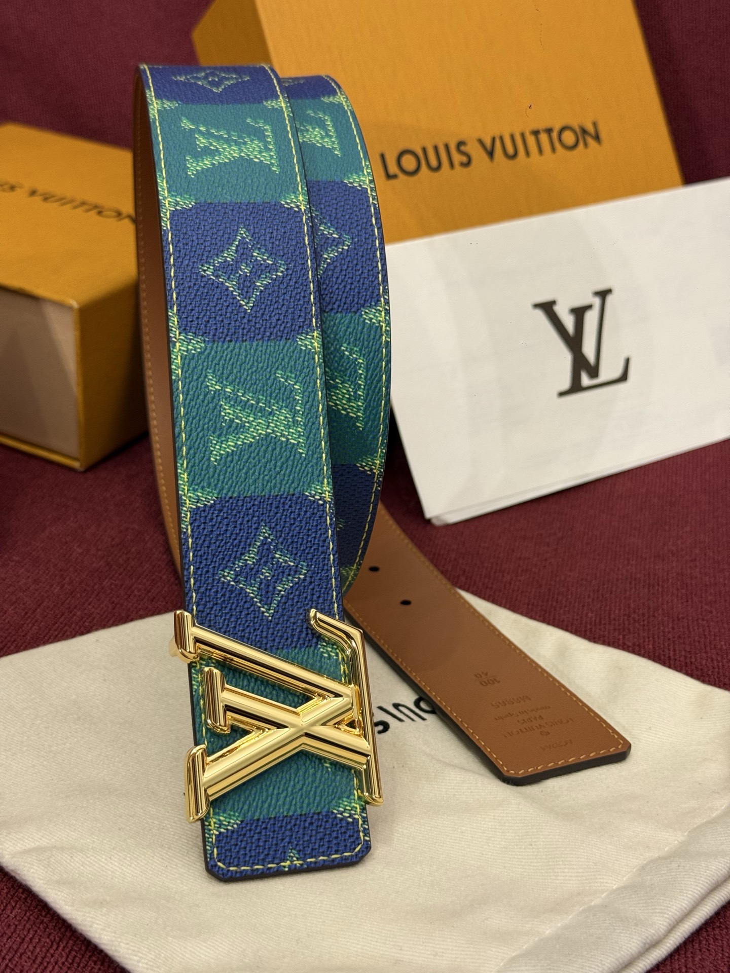 LV Initiales College Monogram Heritage 40mm可翻转腰带一出现便