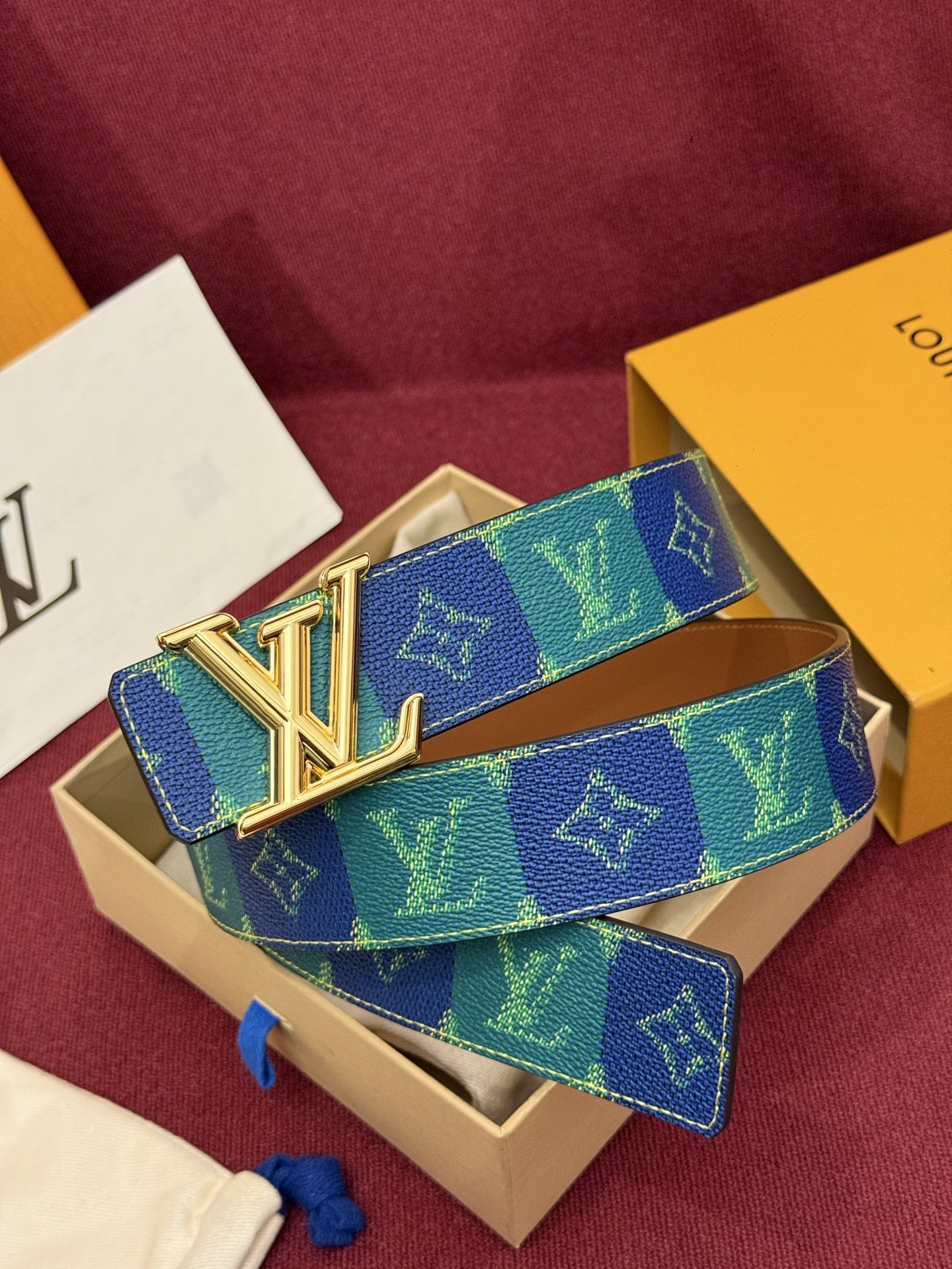 LV Initiales College Monogram Heritage 40mm可翻转腰带一出现便