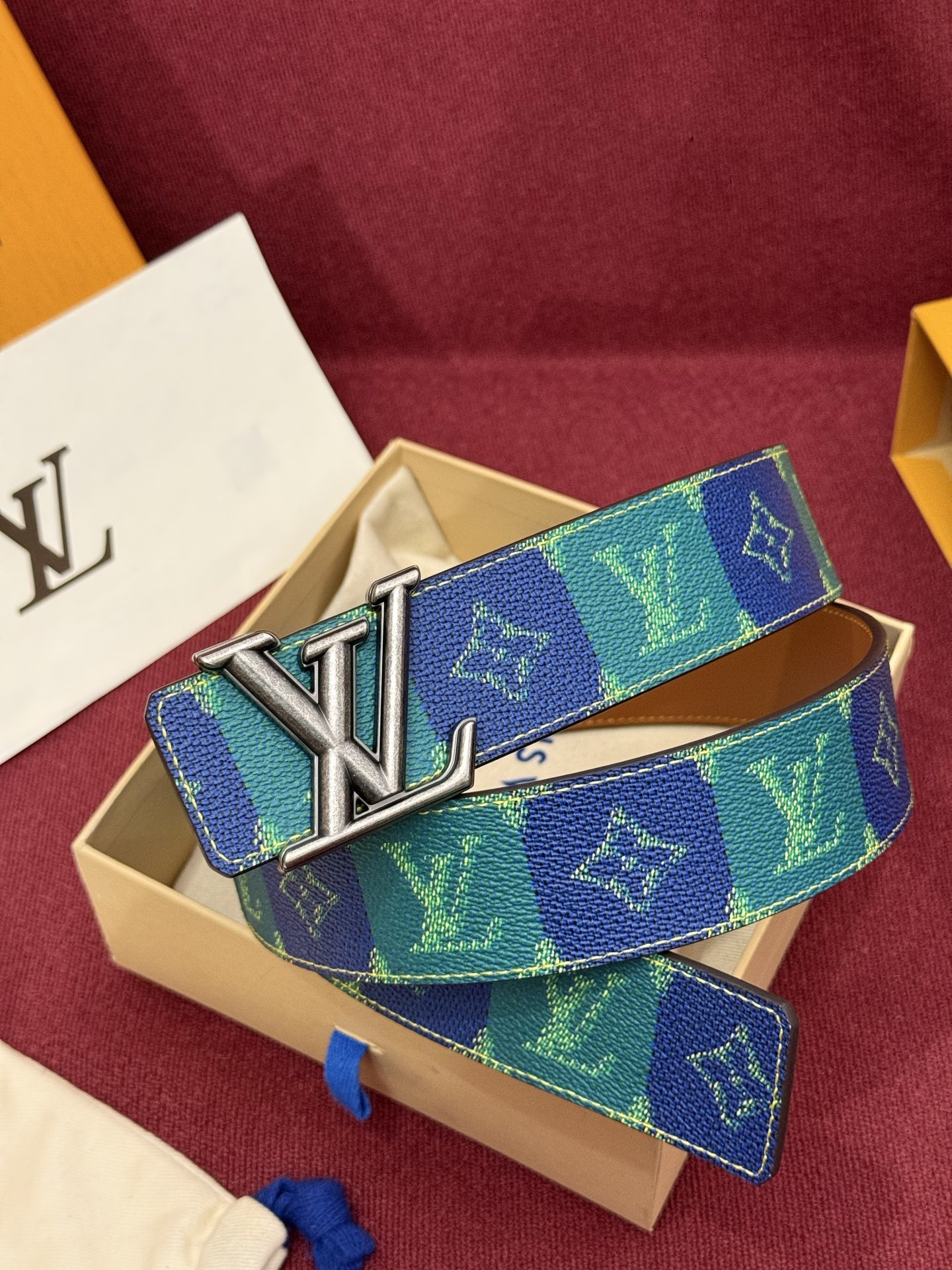 LV Initiales College Monogram Heritage 40mm可翻转腰带一出现便