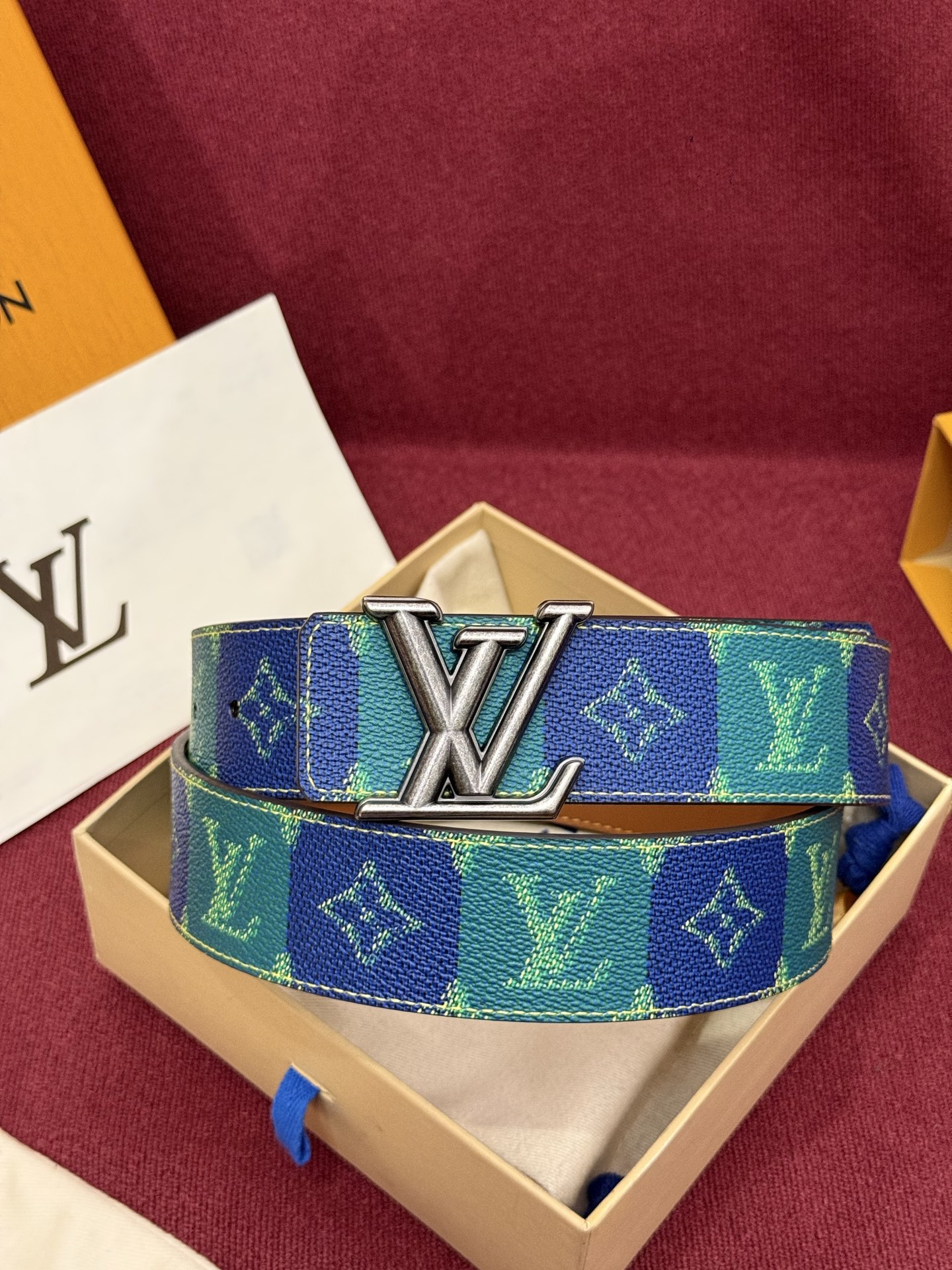 LV Initiales College Monogram Heritage 40mm可翻转腰带一出现便