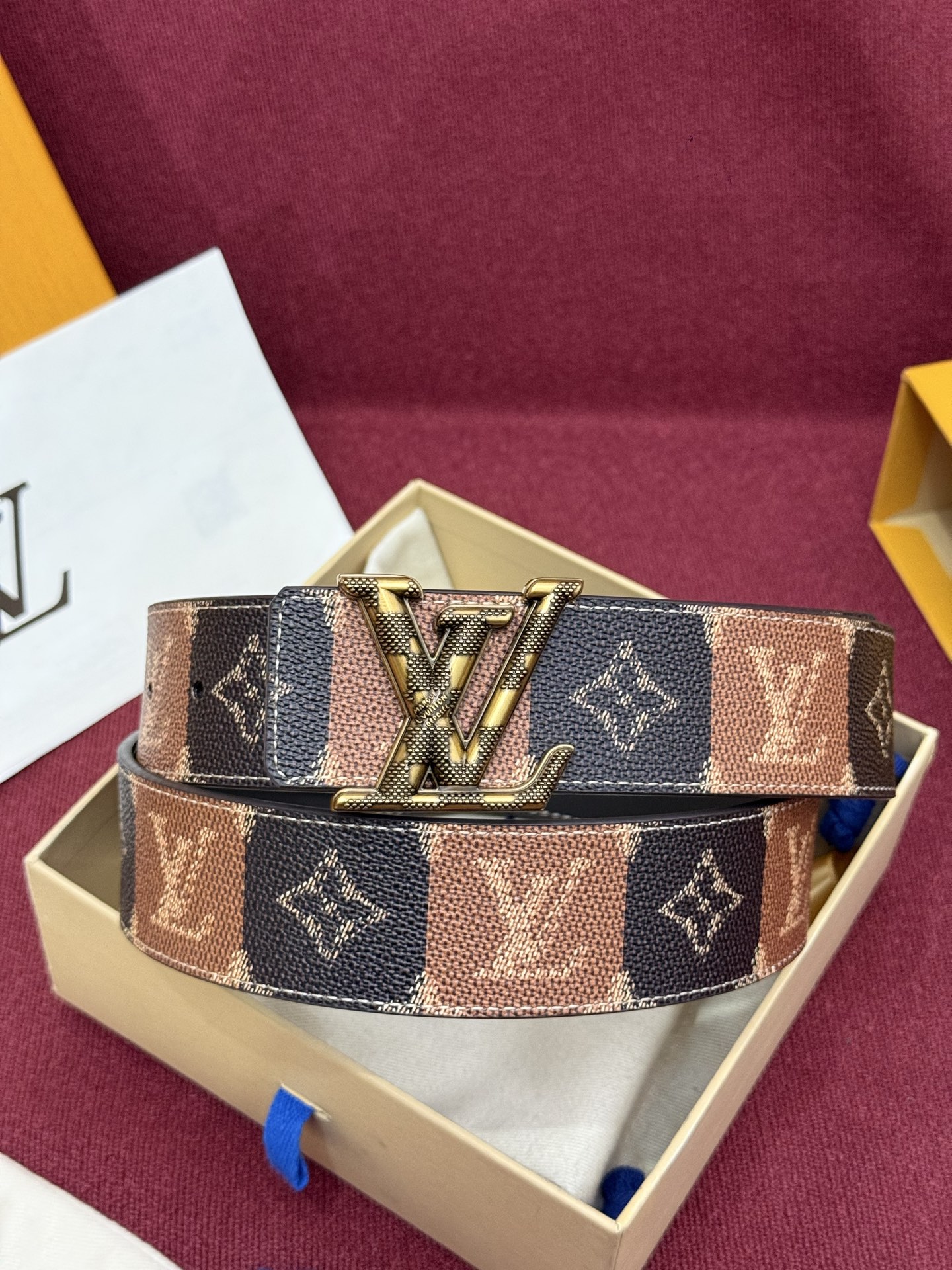 LV Initiales College Monogram Heritage 40mm可翻转腰带一出现便