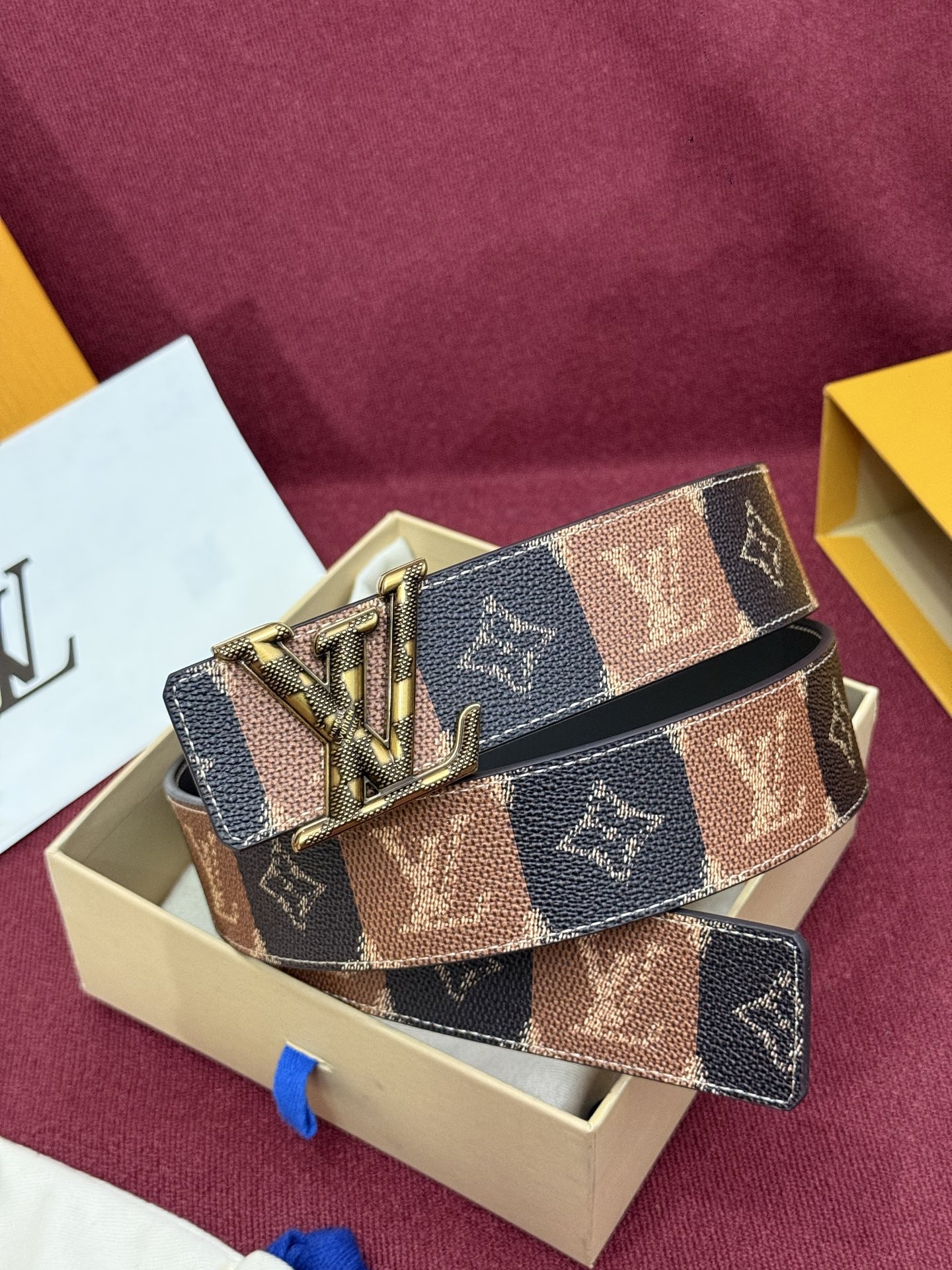 LV Initiales College Monogram Heritage 40mm可翻转腰带一出现便