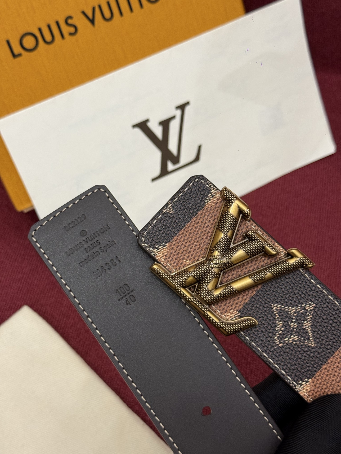 LV Initiales College Monogram Heritage 40mm可翻转腰带一出现便