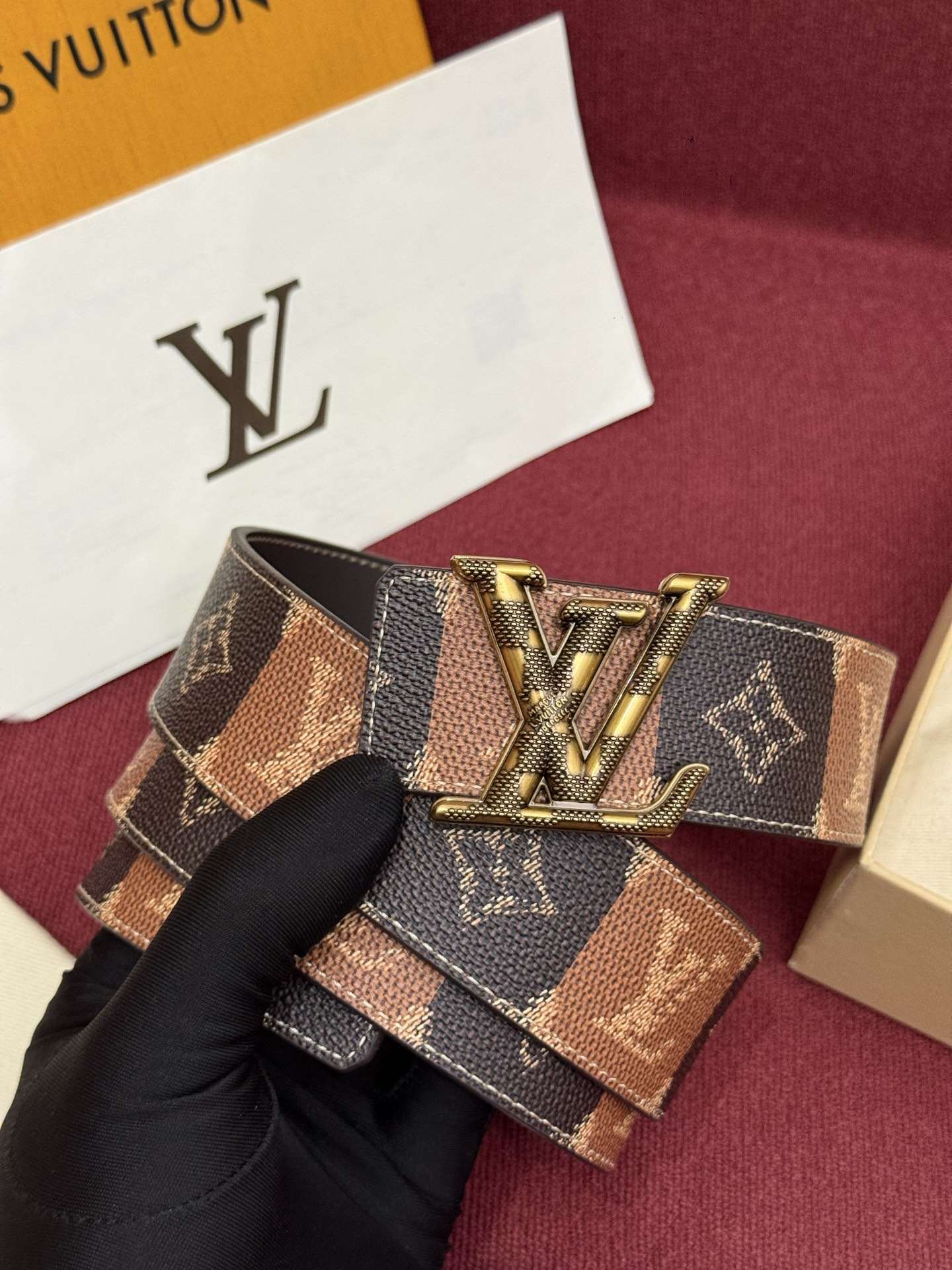LV Initiales College Monogram Heritage 40mm可翻转腰带一出现便