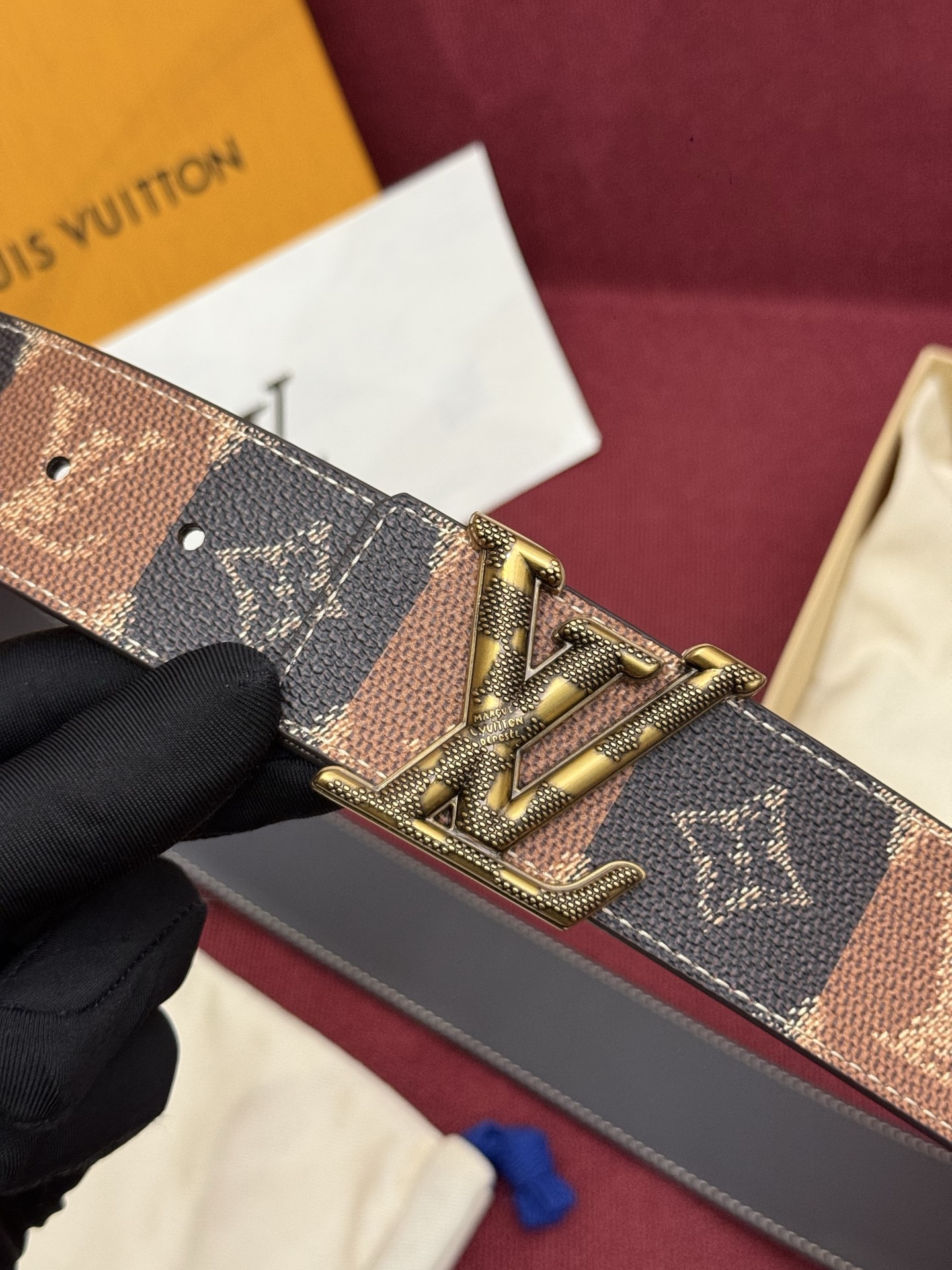 LV Initiales College Monogram Heritage 40mm可翻转腰带一出现便