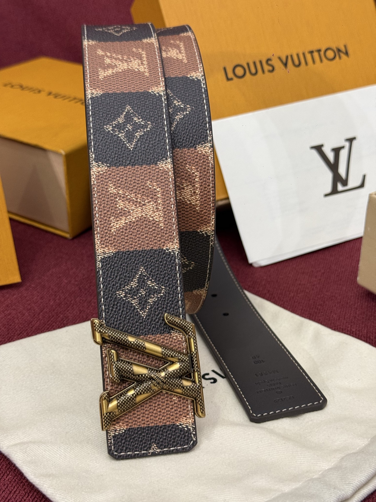 LV Initiales College Monogram Heritage 40mm可翻转腰带一出现便