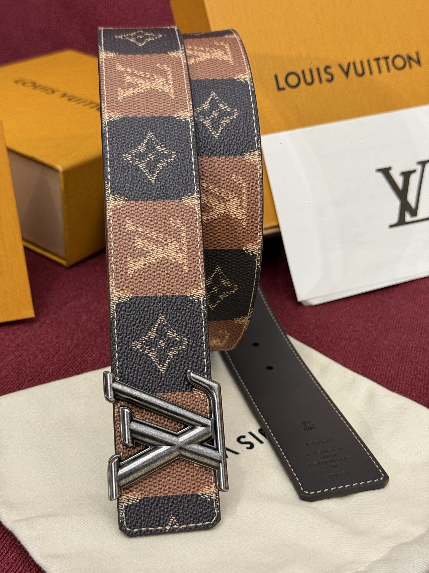 LV Initiales College Monogram Heritage 40mm可翻转腰带一出现便