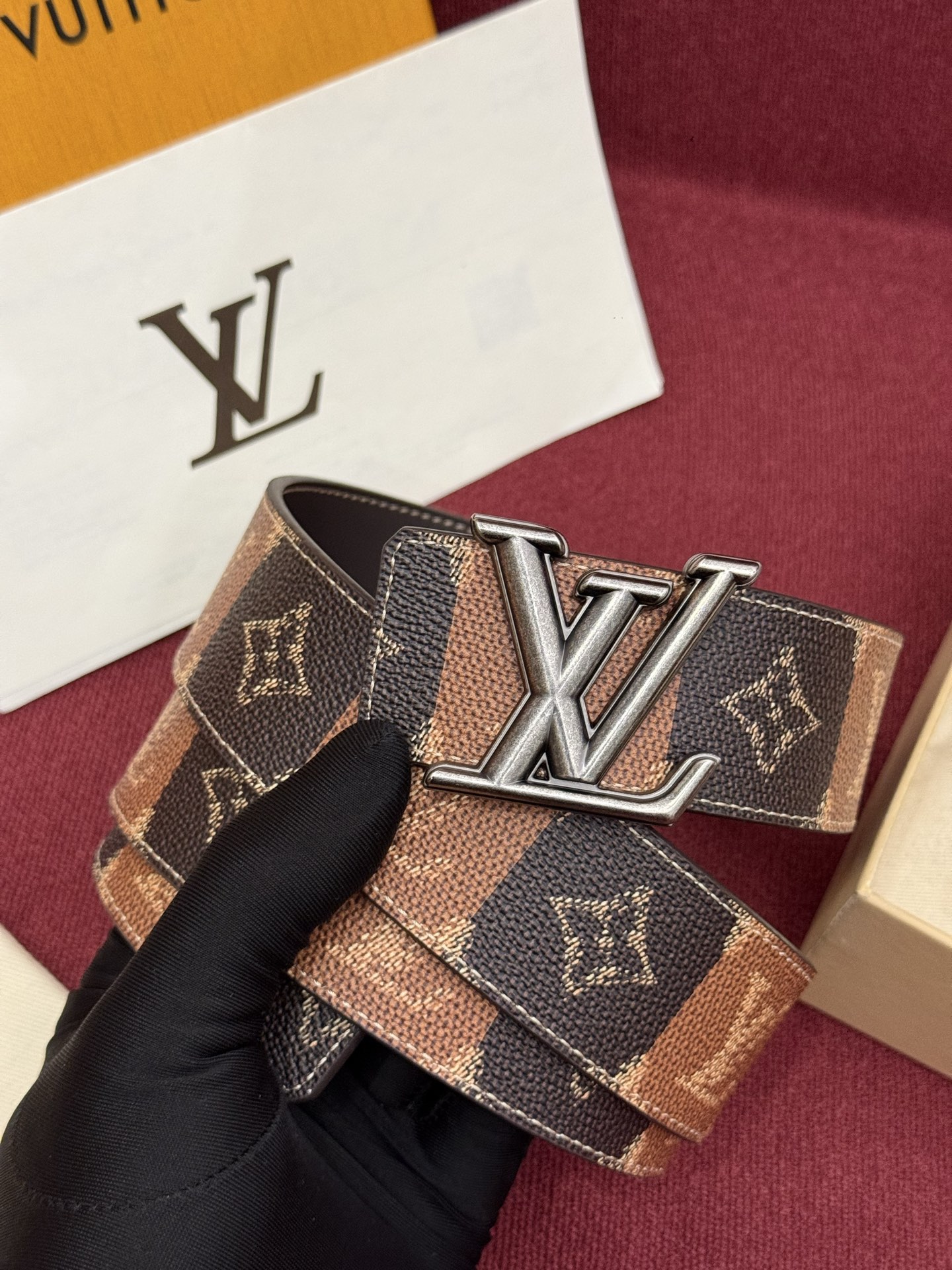 LV Initiales College Monogram Heritage 40mm可翻转腰带一出现便
