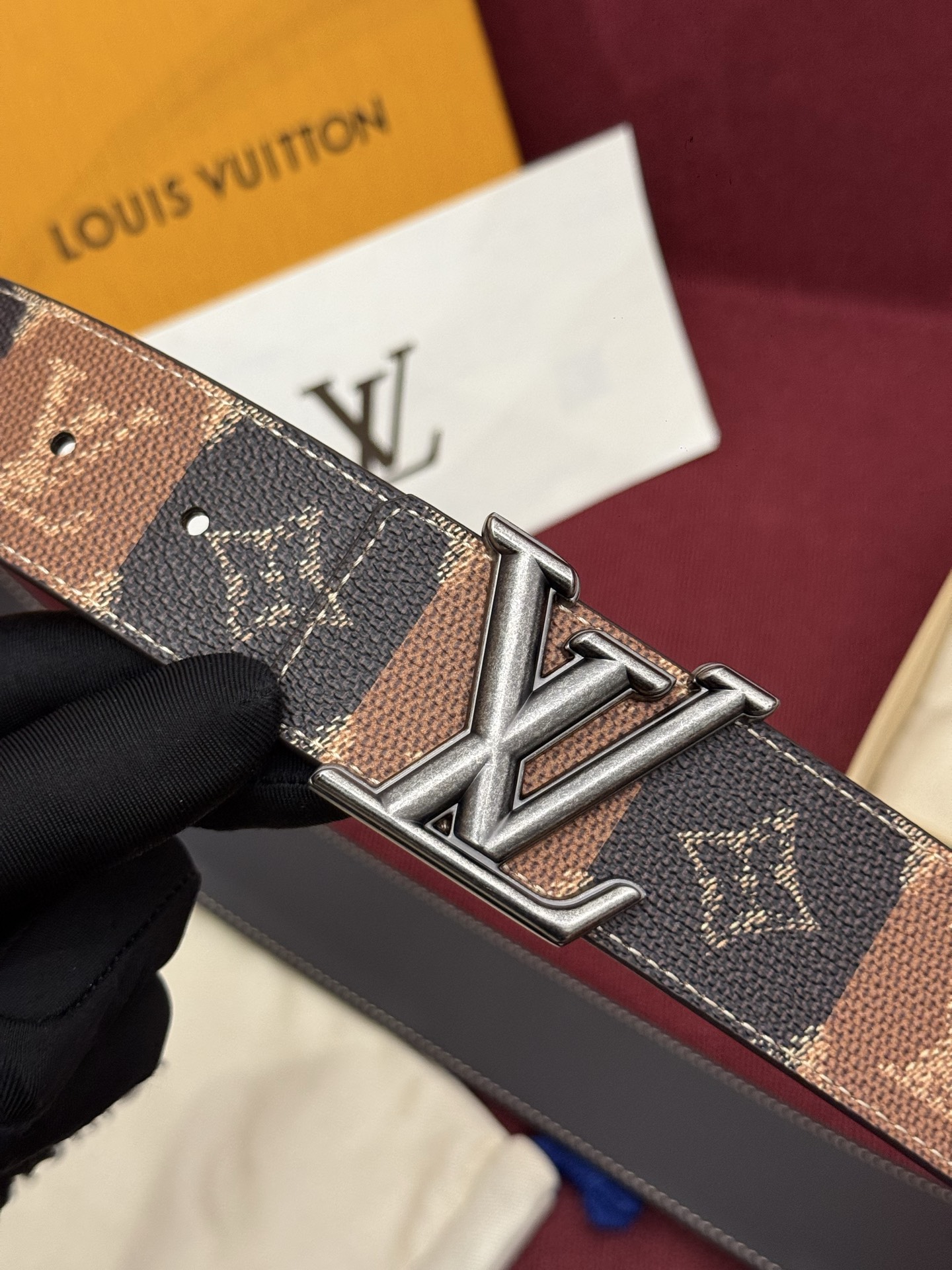 LV Initiales College Monogram Heritage 40mm可翻转腰带一出现便