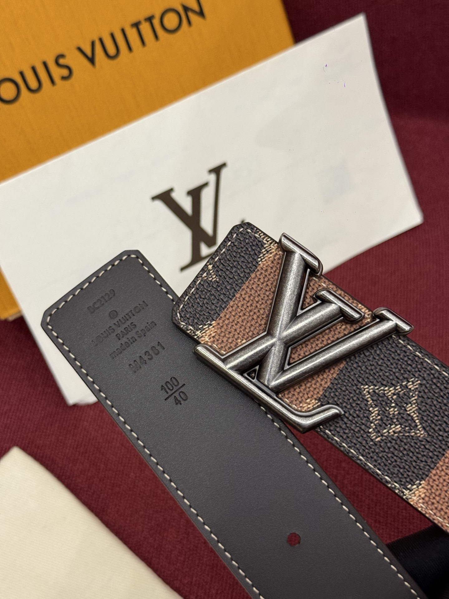 LV Initiales College Monogram Heritage 40mm可翻转腰带一出现便