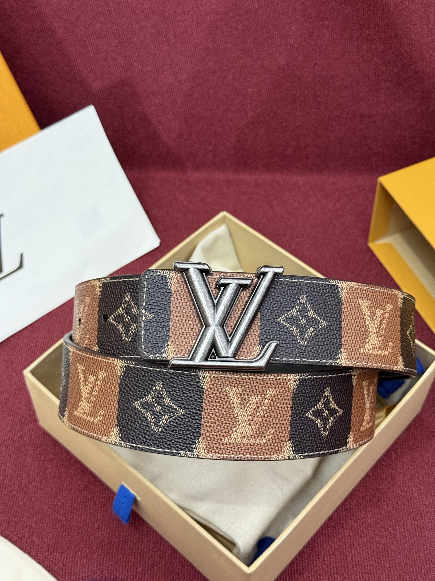 LV Initiales College Monogram Heritage 40mm可翻转腰带一出现便