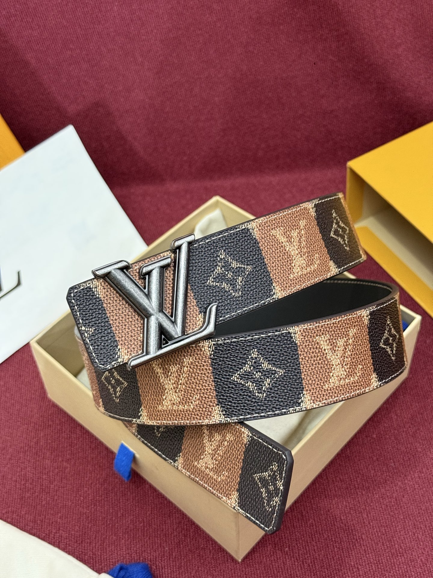 LV Initiales College Monogram Heritage 40mm可翻转腰带一出现便