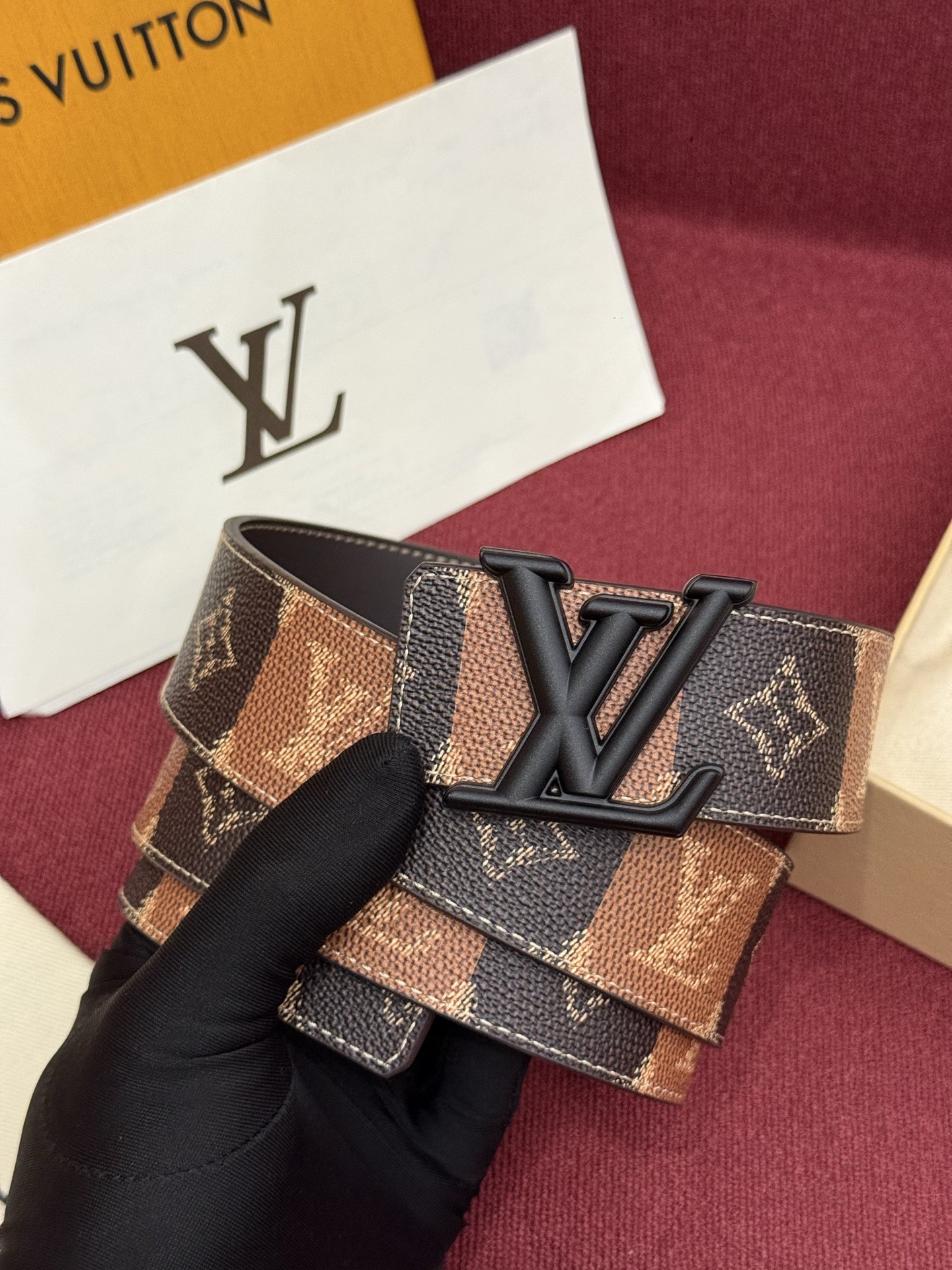 LV Initiales College Monogram Heritage 40mm可翻转腰带一出现便