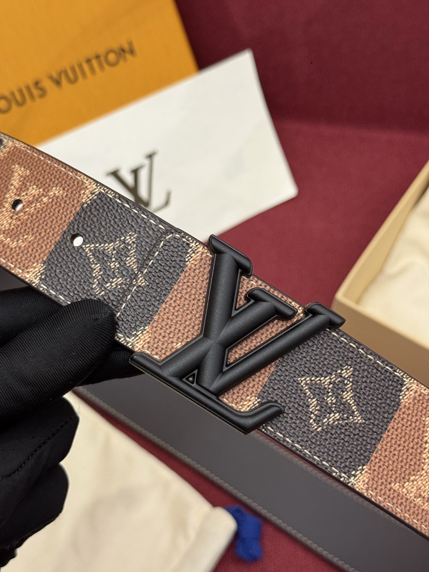 LV Initiales College Monogram Heritage 40mm可翻转腰带一出现便