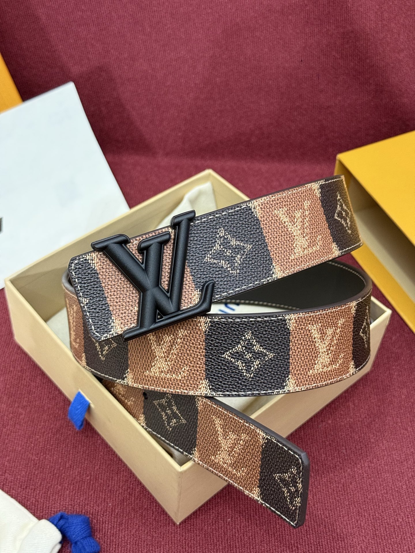 LV Initiales College Monogram Heritage 40mm可翻转腰带一出现便