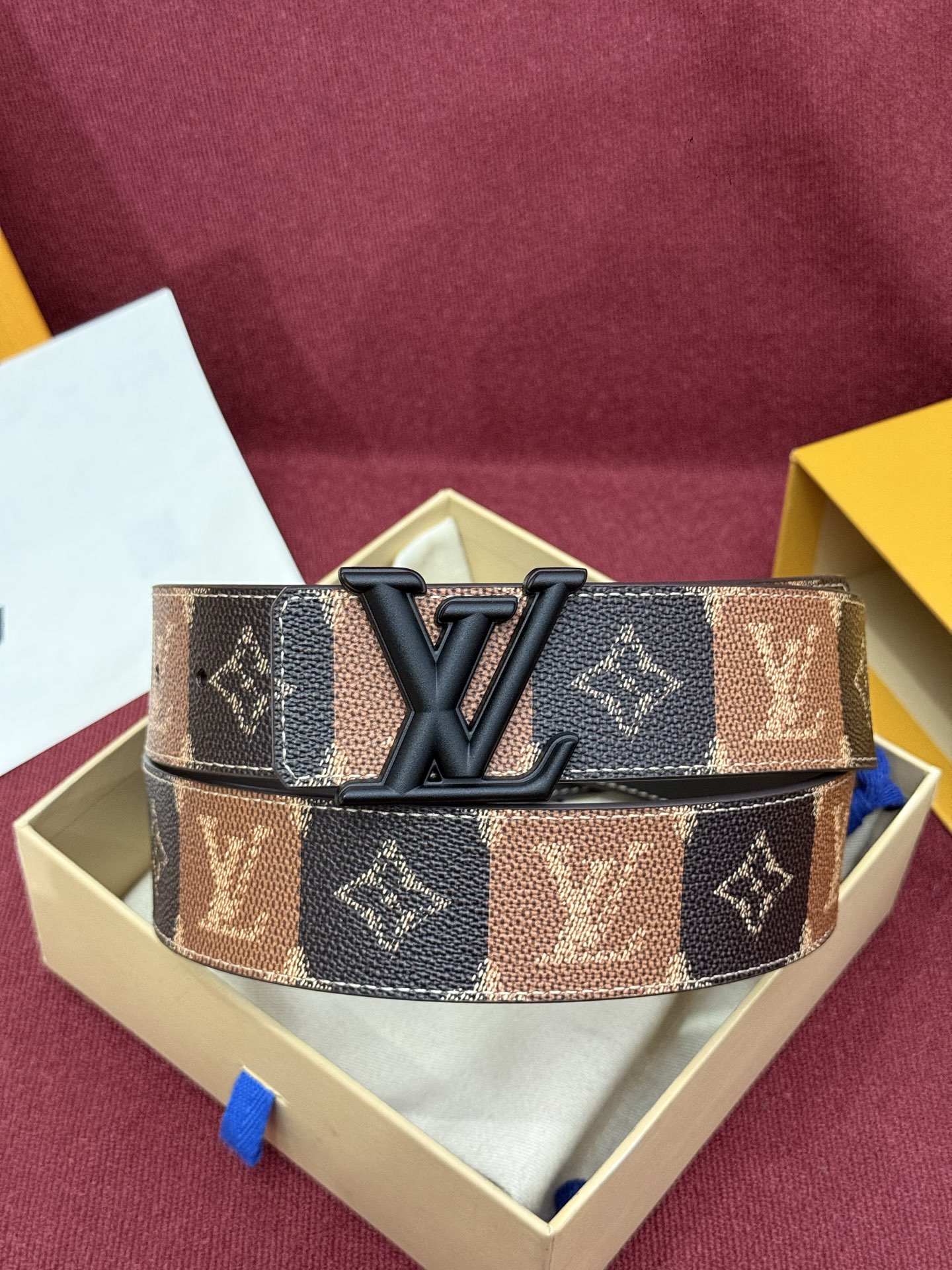 LV Initiales College Monogram Heritage 40mm可翻转腰带一出现便