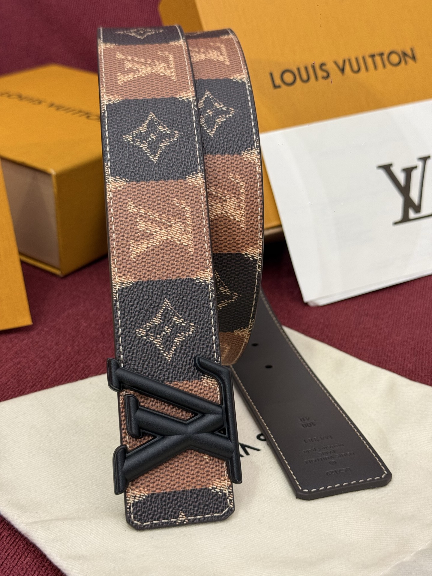 LV Initiales College Monogram Heritage 40mm可翻转腰带一出现便