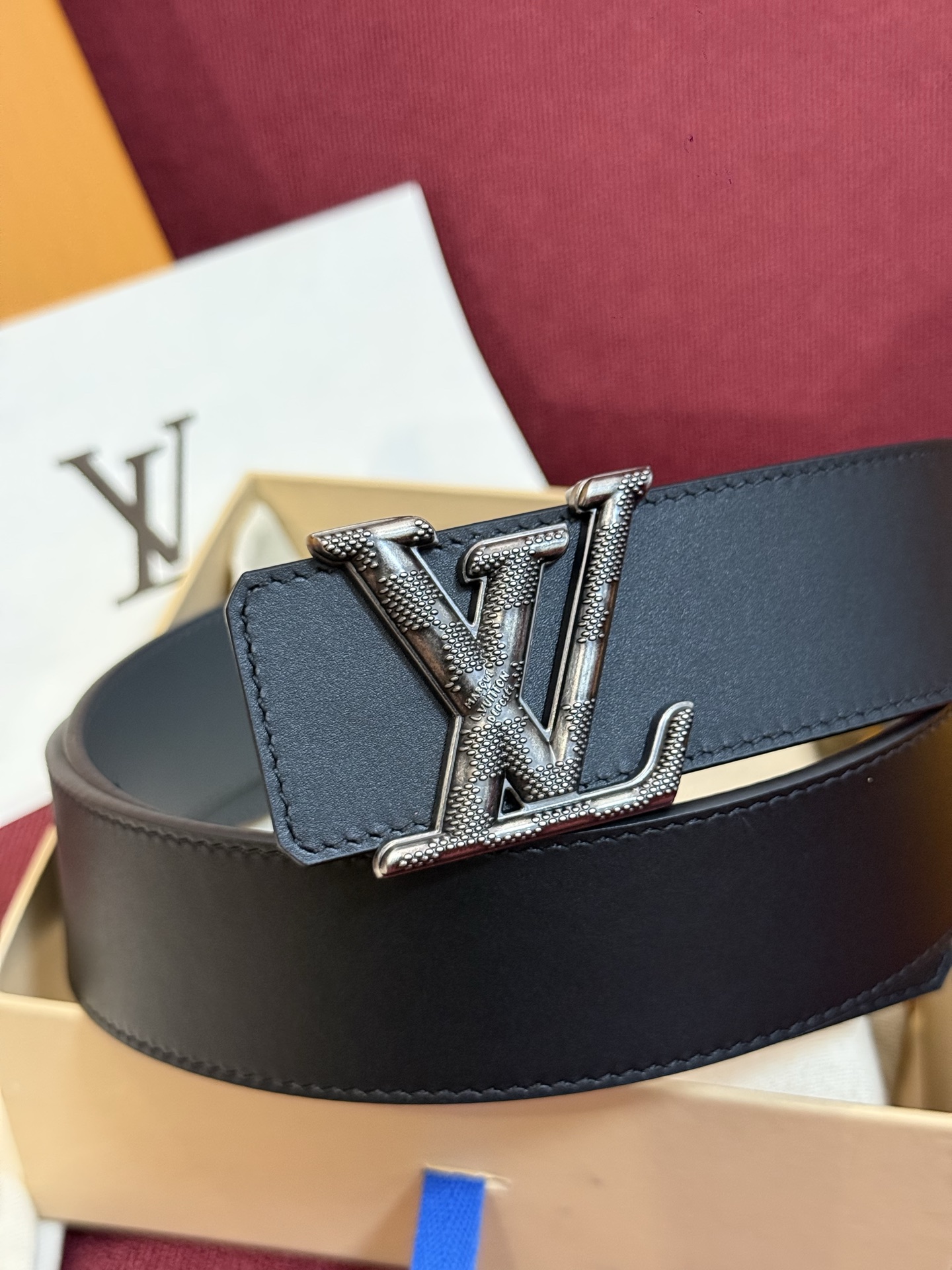 本款 Damier LV 40 毫米双面腰带做工精良，风格经典。深色牛皮革皮带与 LV 字母搭扣优雅相称