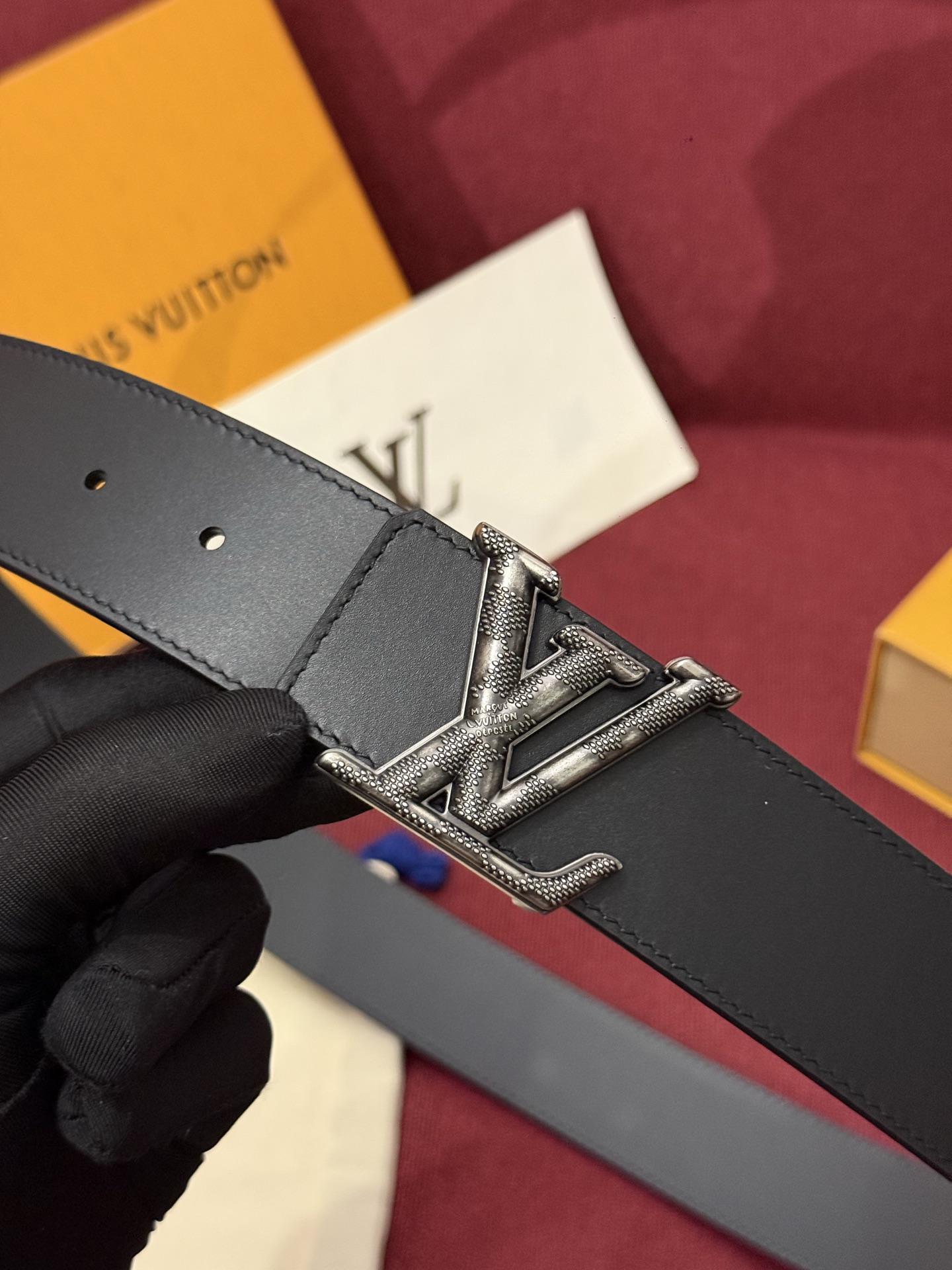 本款 Damier LV 40 毫米双面腰带做工精良，风格经典。深色牛皮革皮带与 LV 字母搭扣优雅相称