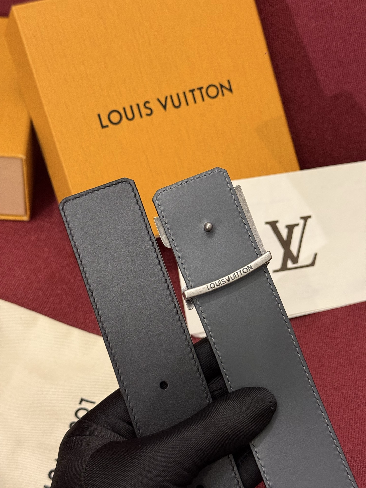 本款 Damier LV 40 毫米双面腰带做工精良，风格经典。深色牛皮革皮带与 LV 字母搭扣优雅相称