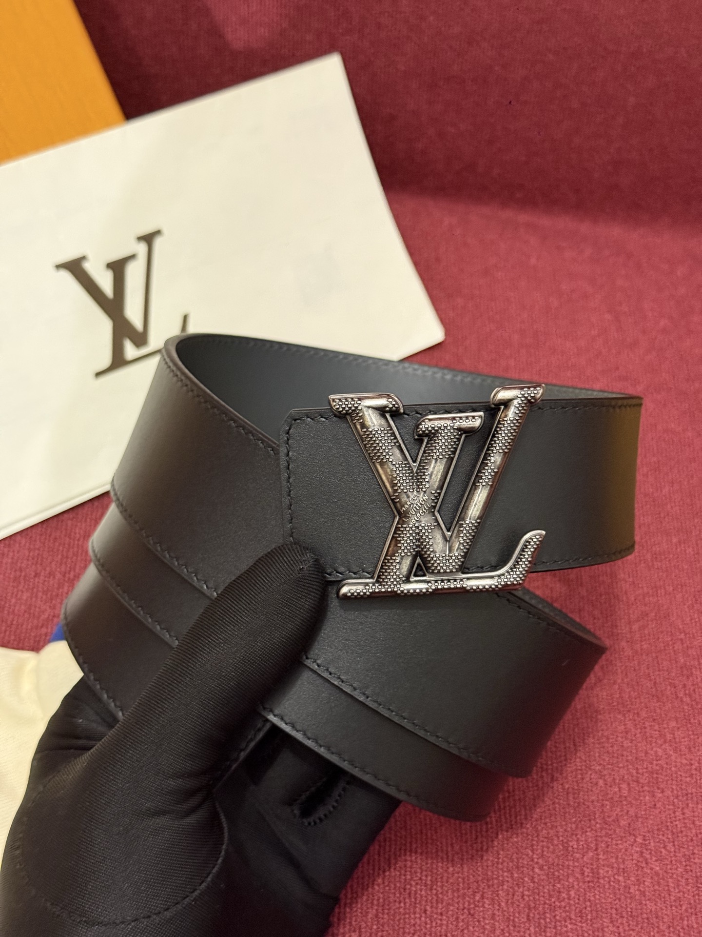 本款 Damier LV 40 毫米双面腰带做工精良，风格经典。深色牛皮革皮带与 LV 字母搭扣优雅相称