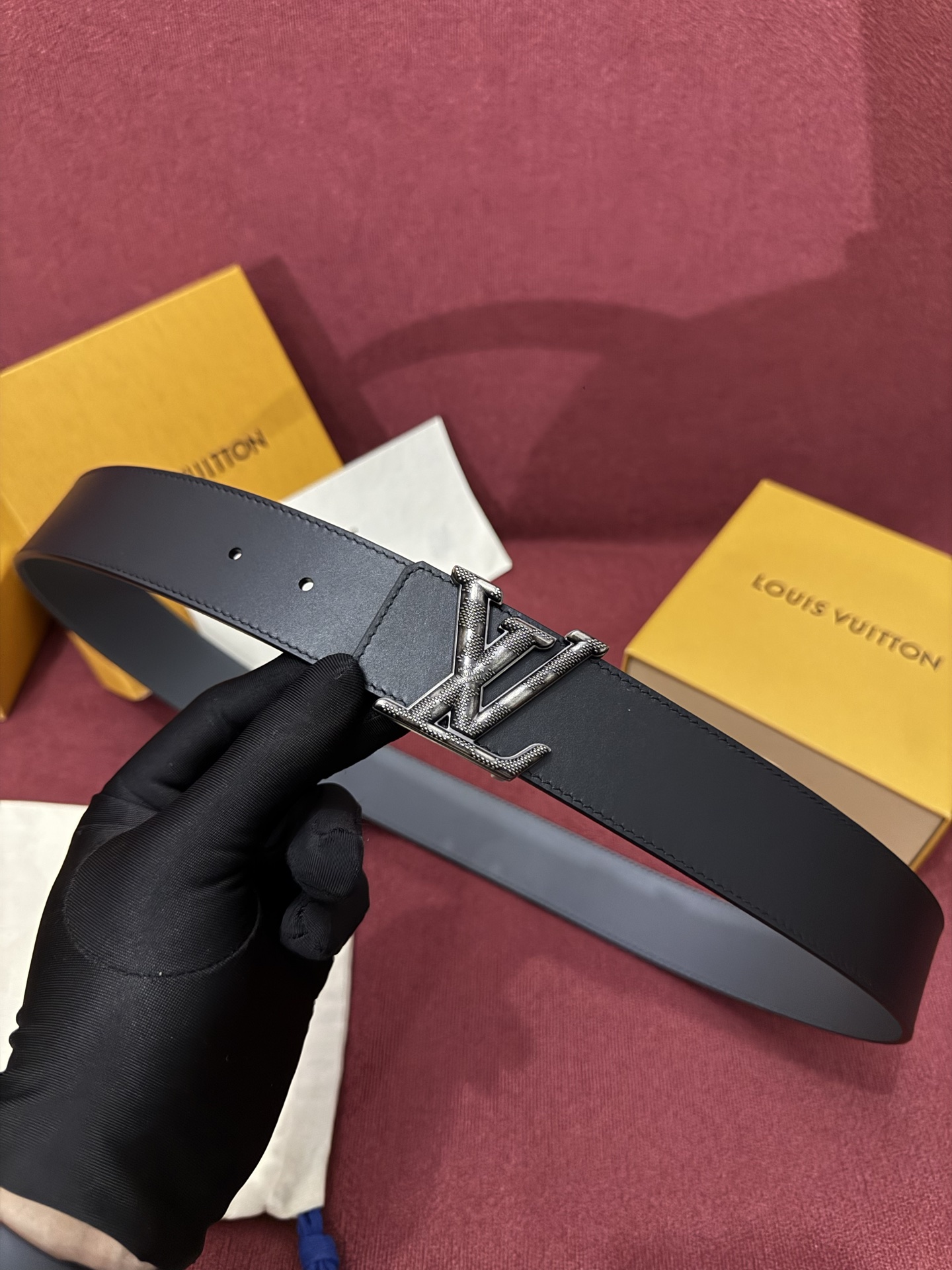本款 Damier LV 40 毫米双面腰带做工精良，风格经典。深色牛皮革皮带与 LV 字母搭扣优雅相称