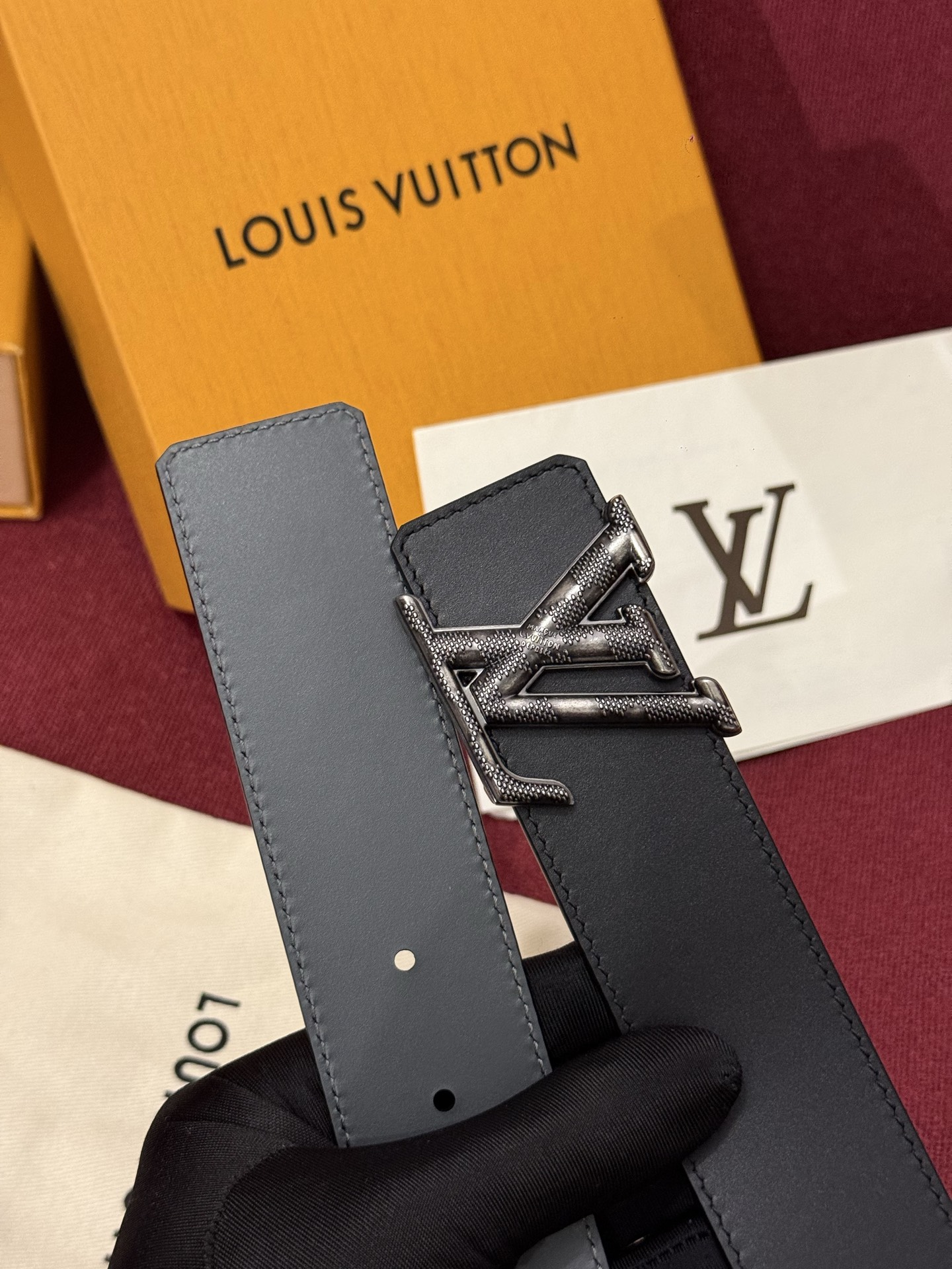 本款 Damier LV 40 毫米双面腰带做工精良，风格经典。深色牛皮革皮带与 LV 字母搭扣优雅相称