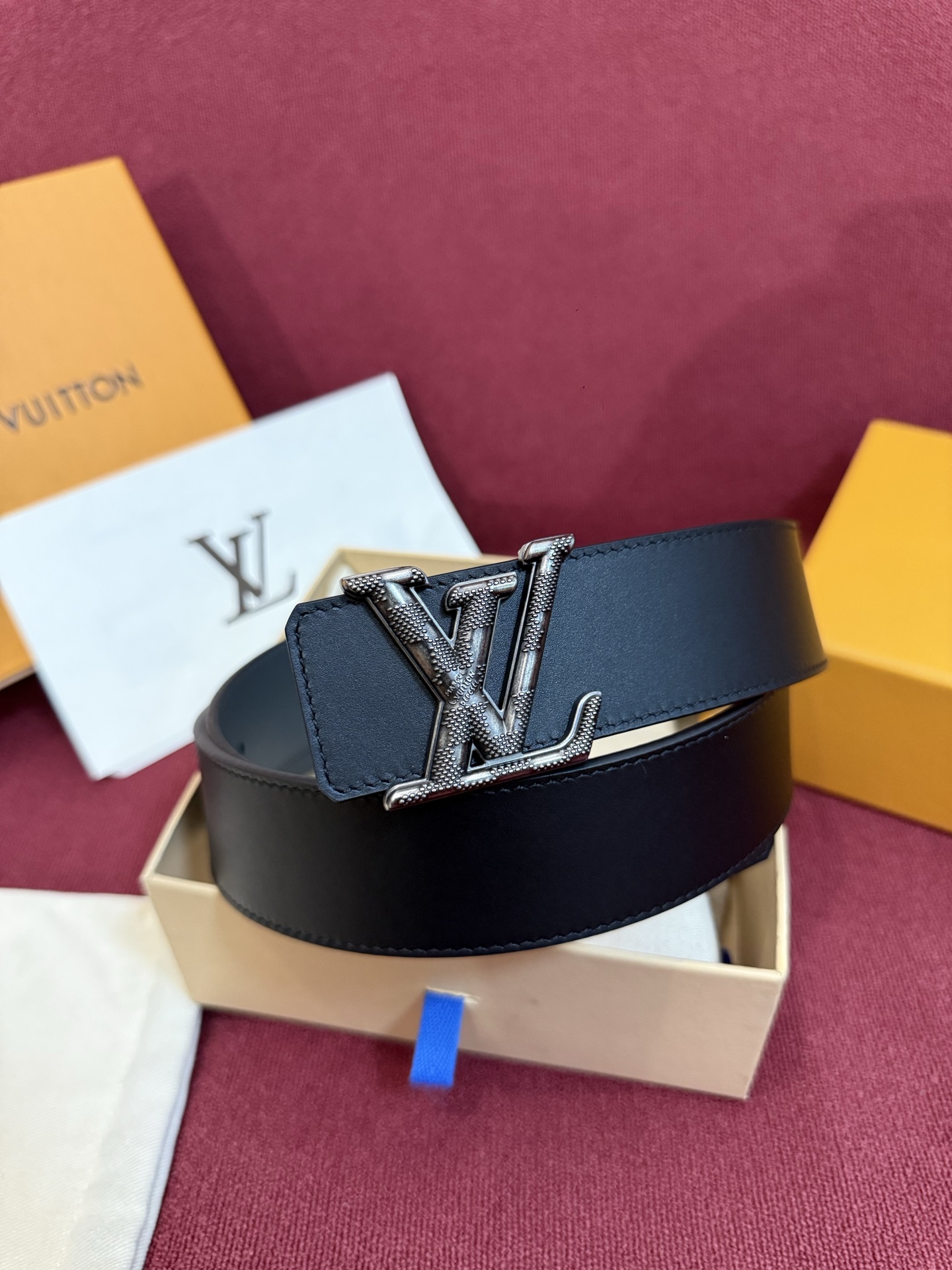 本款 Damier LV 40 毫米双面腰带做工精良，风格经典。深色牛皮革皮带与 LV 字母搭扣优雅相称