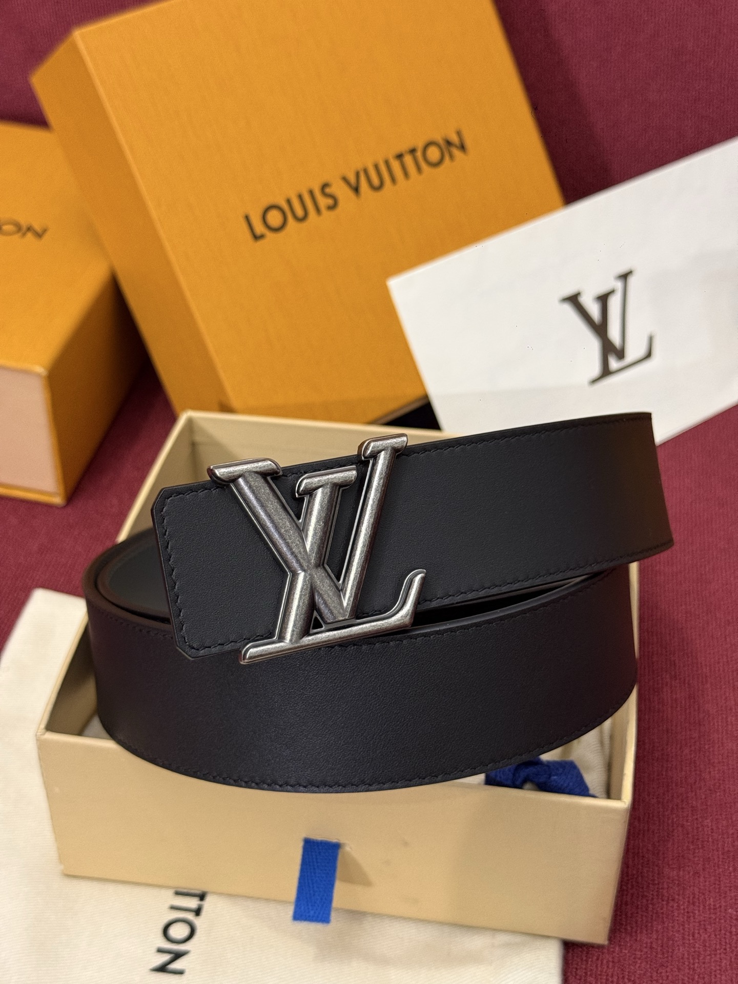 本款 Damier LV 40 毫米双面腰带做工精良，风格经典。深色牛皮革皮带与 LV 字母搭扣优雅相称