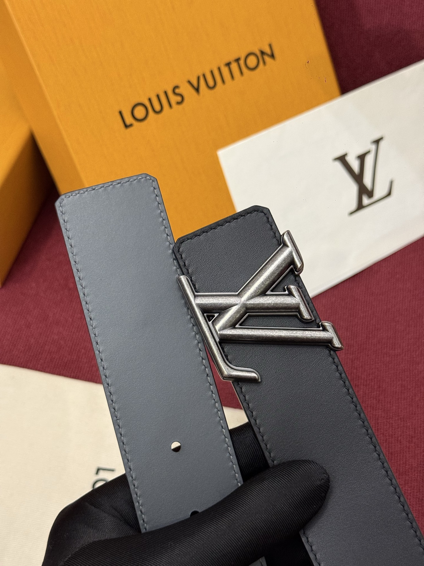 本款 Damier LV 40 毫米双面腰带做工精良，风格经典。深色牛皮革皮带与 LV 字母搭扣优雅相称