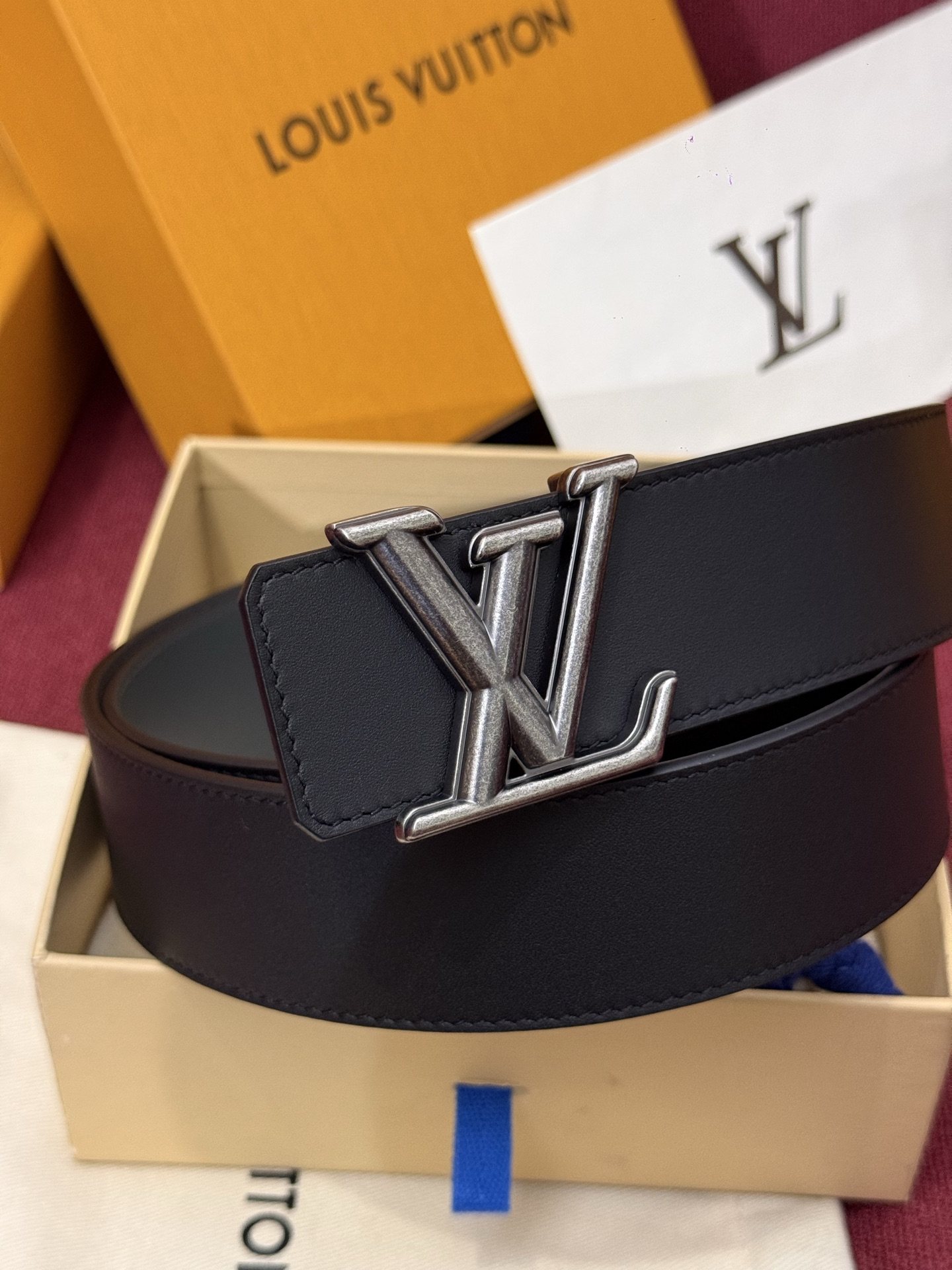 本款 Damier LV 40 毫米双面腰带做工精良，风格经典。深色牛皮革皮带与 LV 字母搭扣优雅相称