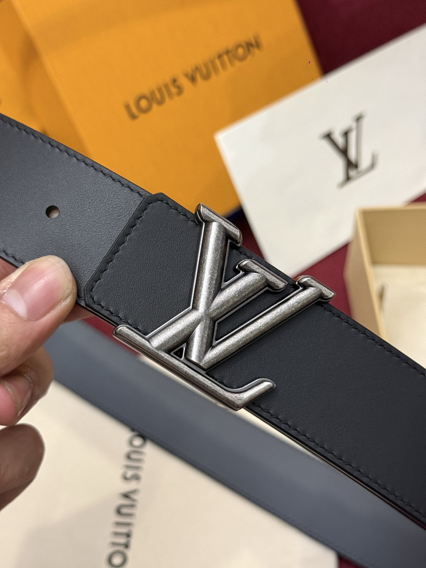 本款 Damier LV 40 毫米双面腰带做工精良，风格经典。深色牛皮革皮带与 LV 字母搭扣优雅相称