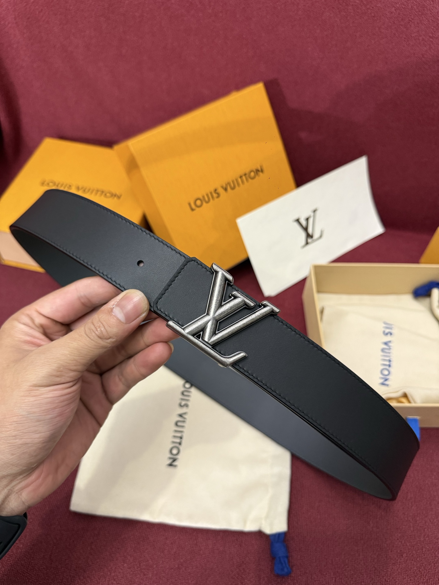 本款 Damier LV 40 毫米双面腰带做工精良，风格经典。深色牛皮革皮带与 LV 字母搭扣优雅相称