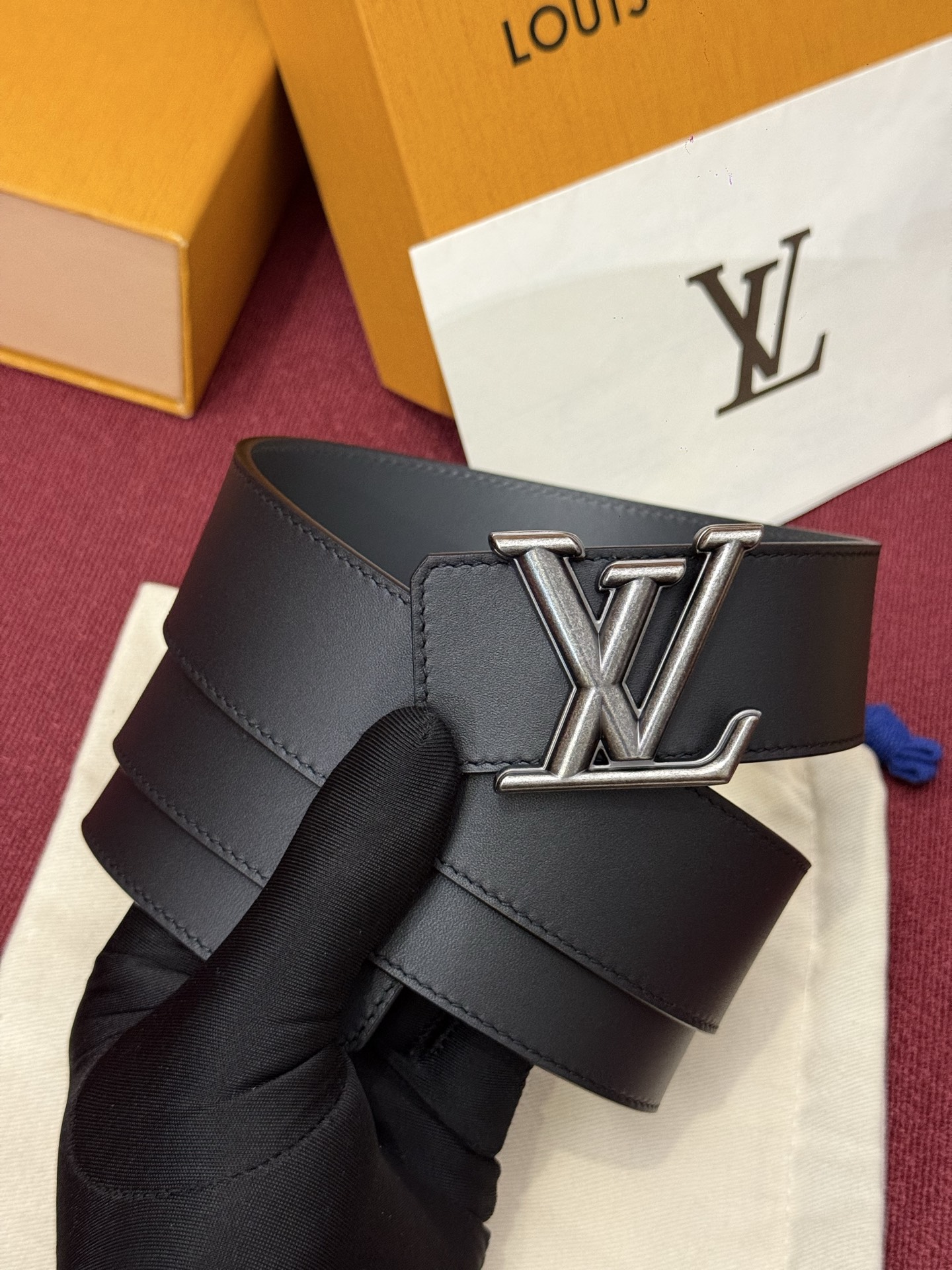 本款 Damier LV 40 毫米双面腰带做工精良，风格经典。深色牛皮革皮带与 LV 字母搭扣优雅相称