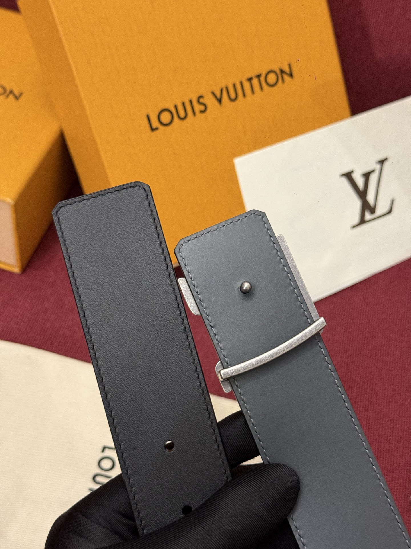本款 Damier LV 40 毫米双面腰带做工精良，风格经典。深色牛皮革皮带与 LV 字母搭扣优雅相称